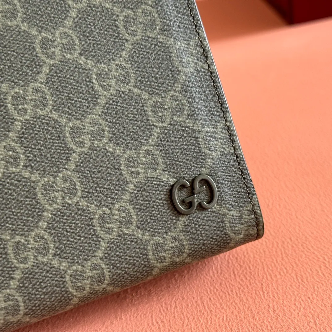 p720🔥🔥🔥【With full set of original green box packaging】Clutch bag with GG details. As the brand's iconic material, GG Supreme canvas has become the main fabric in Gucci's design universe. In the new series, it is reinterpreted through the Gucci aesthetic perspective. This clutch features an all-over monogram pattern. GG accessories add branding charm to the piece. Beige and ebony GG Supreme canvas, red leather trim, brass hardware with red ceramic effect finish, cotton and linen moire fabric lining, GG detail, interior: six card compartments, detachable wrist strap, zip closure. Model: 768255. Dimensions: 18(L) x 26(W) x 6cm(D) Color: Forest Green. Made in Italy Weight: Approx. 0.387 kg