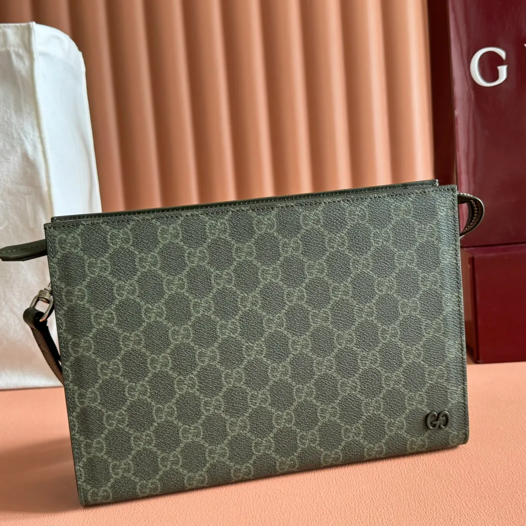 p720🔥🔥🔥【With full set of original green box packaging】Clutch bag with GG details. As the brand's iconic material, GG Supreme canvas has become the main fabric in Gucci's design universe. In the new series, it is reinterpreted through the Gucci aesthetic perspective. This clutch features an all-over monogram pattern. GG accessories add branding charm to the piece. Beige and ebony GG Supreme canvas, red leather trim, brass hardware with red ceramic effect finish, cotton and linen moire fabric lining, GG detail, interior: six card compartments, detachable wrist strap, zip closure. Model: 768255. Dimensions: 18(L) x 26(W) x 6cm(D) Color: Forest Green. Made in Italy Weight: Approx. 0.387 kg