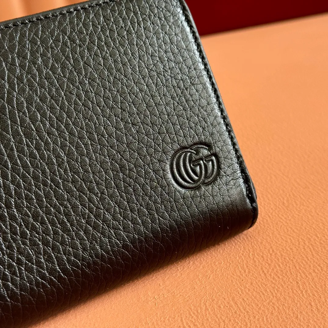 p520. 💋💋💋【With full set of original green box packaging】Wallet with GG details. Gucci's small leather accessories push the boundaries of design, constantly reinterpreting classic pieces in a personalized way. This men's wallet combines the classic GG SupremGG accessories to create a modern and stylish accessory. Beige and ebony GG Supreme canvas, yellow leather trim, brass hardware with yellow ceramic-effect finish, moire fabric lining GG detail, interior: card compartment, coin pocket, 1 bill compartment. Model: 800180.                                      Dimensions: 19cm (width) x 10.5cm (height) x 2 (side width) Color: black/full leather. Made in Italy