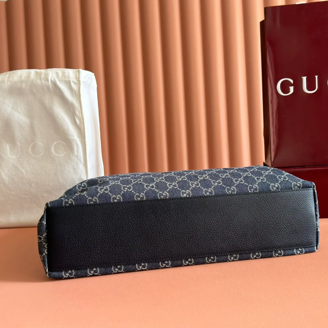 p1300💋💋💋【With full set of original counter gift bag packaging】2025 autumn and winter series, Gucci Beatrix series handbags are crafted from black cow leather material and equipped with iconic horsebit detail shoulder straps, adding brand connotation to the casual silhouette. Gold-toned accessories add a refined touch, and a zippered pocket inside keeps daily essentials secure. Combining elegant design with practical performance, it easily accommodates daily essentials. Black soft glossy calf leather Gold-tone hardware Black cotton and linen blend lining Horsebit detail on shoulder strap Interior: Zip pocket Adjustable shoulder strap Height: 26cm - 33cm; Length: 94cm Ident: 850546. Dimensions: 40cm (W) x 36cm (H) x 12cm (D) Weight: Approx. 1kg Colour: Blue denim. Made in Italy