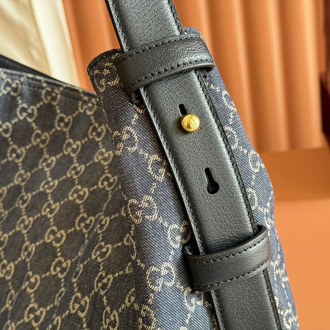 p1300💋💋💋【With full set of original counter gift bag packaging】2025 autumn and winter series, Gucci Beatrix series handbags are crafted from black cow leather material and equipped with iconic horsebit detail shoulder straps, adding brand connotation to the casual silhouette. Gold-toned accessories add a refined touch, and a zippered pocket inside keeps daily essentials secure. Combining elegant design with practical performance, it easily accommodates daily essentials. Black soft glossy calf leather Gold-tone hardware Black cotton and linen blend lining Horsebit detail on shoulder strap Interior: Zip pocket Adjustable shoulder strap Height: 26cm - 33cm; Length: 94cm Ident: 850546. Dimensions: 40cm (W) x 36cm (H) x 12cm (D) Weight: Approx. 1kg Colour: Blue denim. Made in Italy