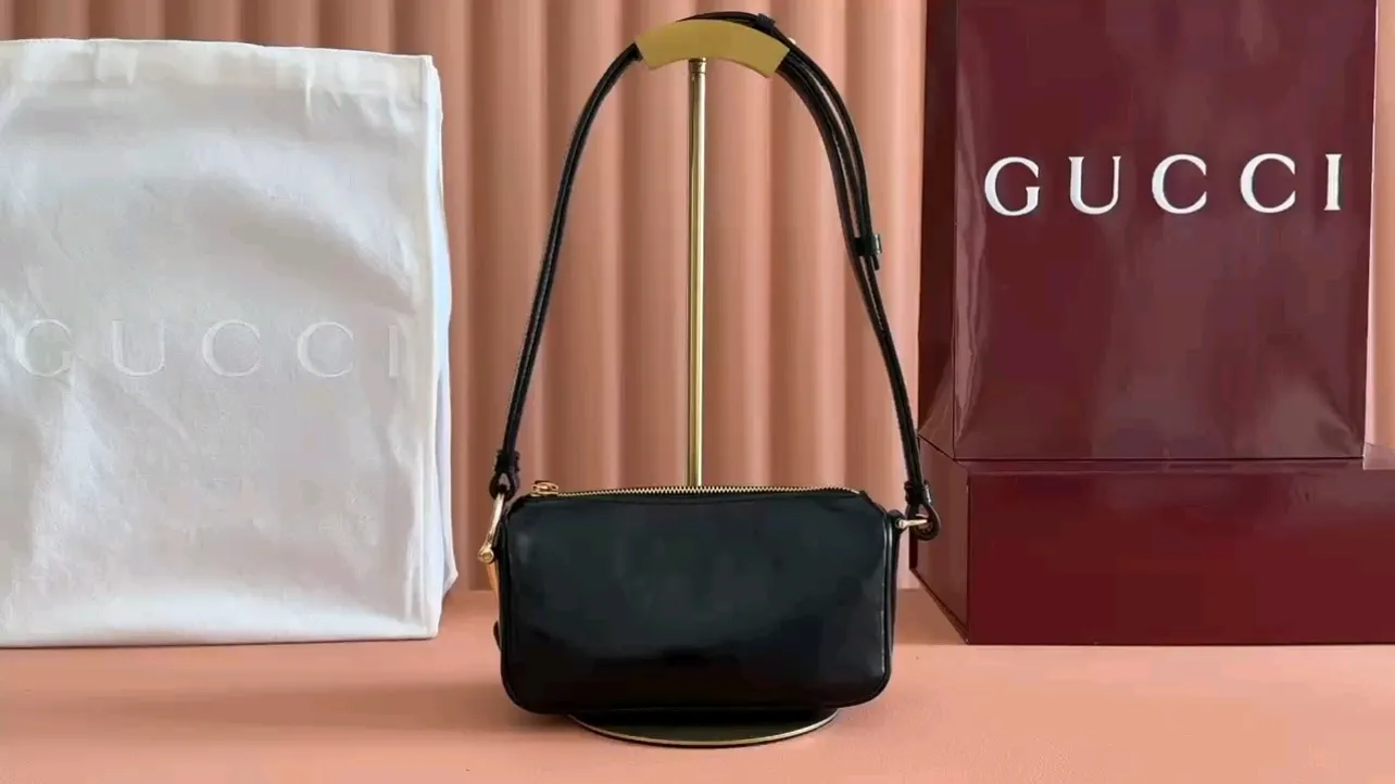 💋💋💋【New】Gucci Half Horsebit series small shoulder bag, pleated original leather is shipped, 🐍Model: 860784. Combination short video