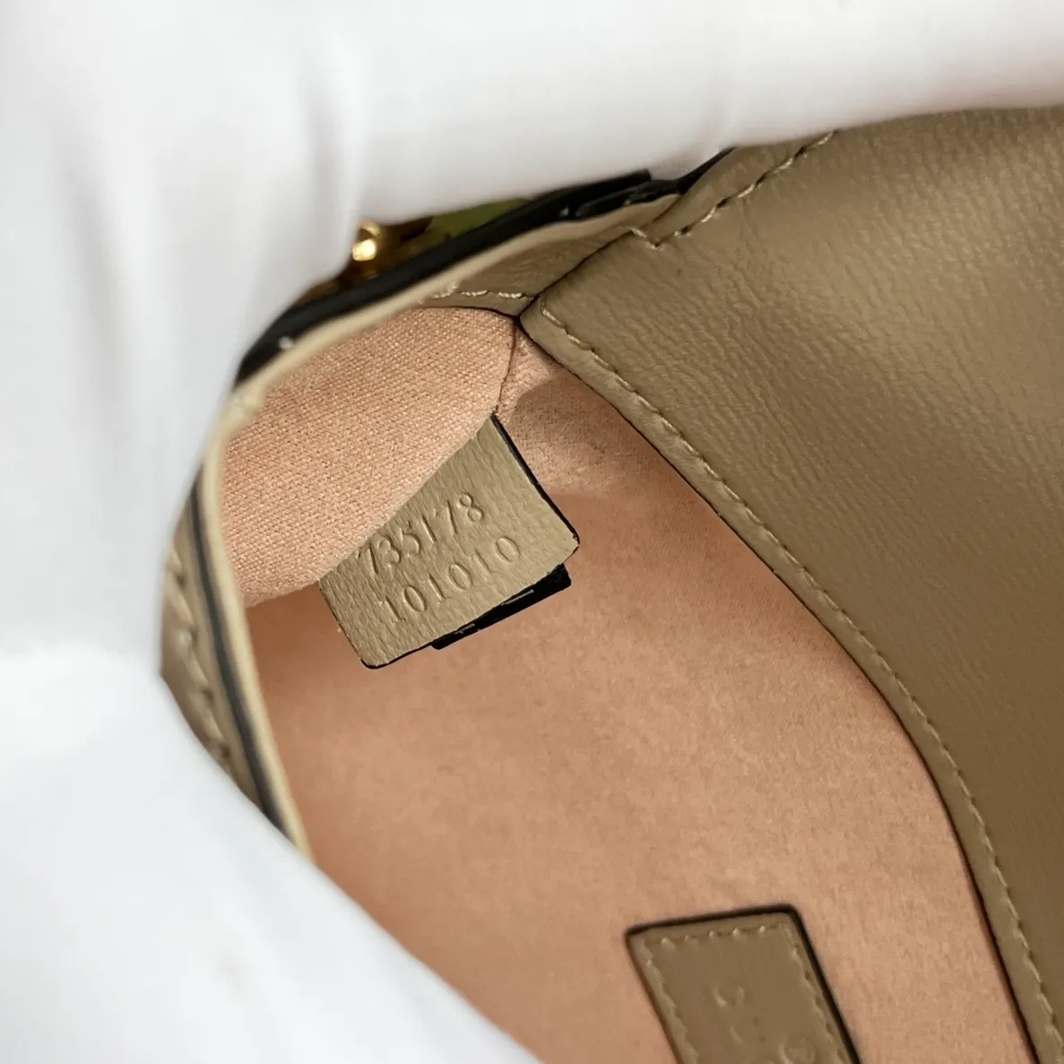 Actual shot #💰280 Style number: 735178 Oats Size: 24✖️13.5✖️7.5cm Gucci Horsebit 1955 Baguette Xiaohongshu’s new backpack has 2 shoulder straps and can be carried in the hand, cross-body or under the armpit. It is flatter and longer than the regular 1955 saddle bag. The chain is very textured. It is perfect for taking pictures when going out👍