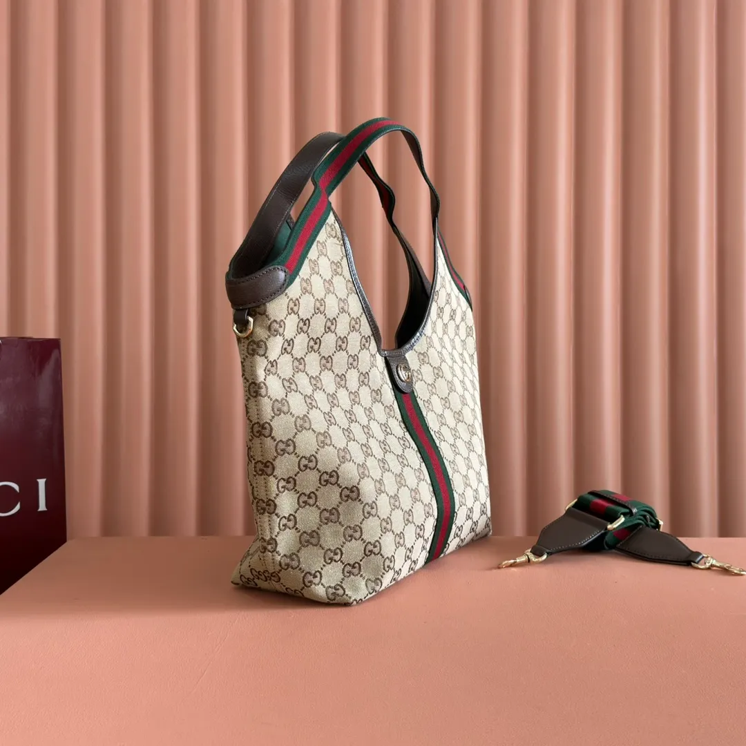 p1060. 💋💋💋"With full set of original counter packaging" [New Product] The Gucci Giglio series is newly unveiled at the Florence 2026 early spring fashion show, paying tribute to the brand's Italian roots and integrating timeless heritage and innovative spirit. This spacious tote bag is crafted in GG canvas, embellished with webbing piping and comes with a detachable clutch. Off-white and dark brown GG canvas, trimmed with red and green webbing, green cotton lining, Double G, with detachable clutch, magnetic buckle closure, model number: 853972. Dimensions: 50cm (width) x 47cm (height) x 14cm (d) Color: apricot/brown. Made in Italy