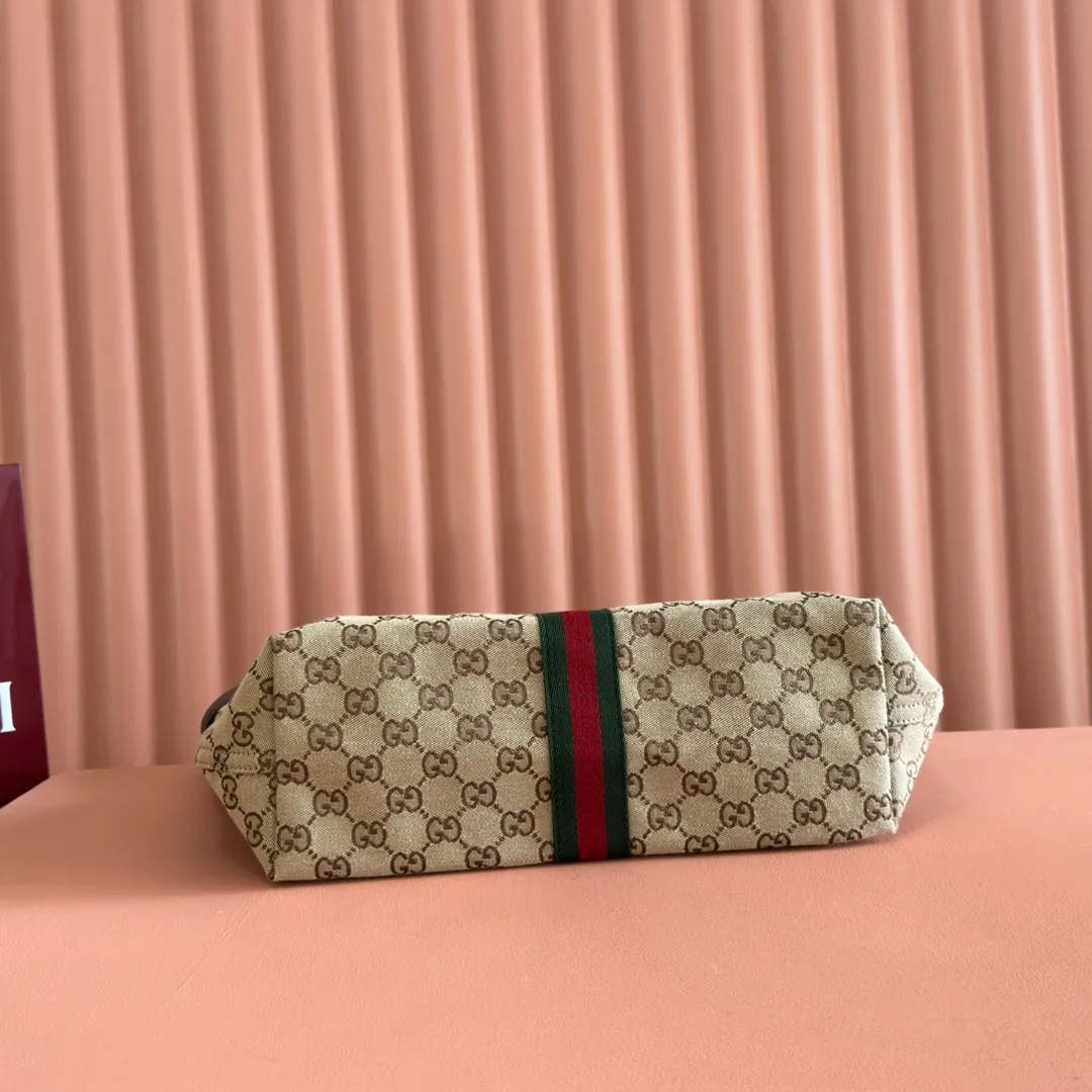 p1060. 💋💋💋"With full set of original counter packaging" [New Product] The Gucci Giglio series is newly unveiled at the Florence 2026 early spring fashion show, paying tribute to the brand's Italian roots and integrating timeless heritage and innovative spirit. This spacious tote bag is crafted in GG canvas, embellished with webbing piping and comes with a detachable clutch. Off-white and dark brown GG canvas, trimmed with red and green webbing, green cotton lining, Double G, with detachable clutch, magnetic buckle closure, model number: 853972. Dimensions: 50cm (width) x 47cm (height) x 14cm (d) Color: apricot/brown. Made in Italy