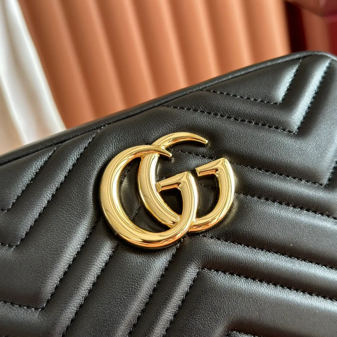 p1120. 💋💋💋【With full set of original counter packaging】Original leather GG Marmont is the brand's iconic series. Its features include the symbolic double G logo, angular chain straps and modern silhouettes. This new camera bag highlights exquisite handcraftsmanship with its ultra-soft premium leather and refined hardware details in glossy gold tones. White quilted diamond nappa leather Light gold-toned hardware White viscose lining Double G Adjustable chain shoulder strap (60 cm) can also be worn as a crossbody bag Zip closure Ref.: 855273. Dimensions: 24cm (width) x 15cm (height) x 8cm (depth) Color: pink sheepskin. Made in Italy