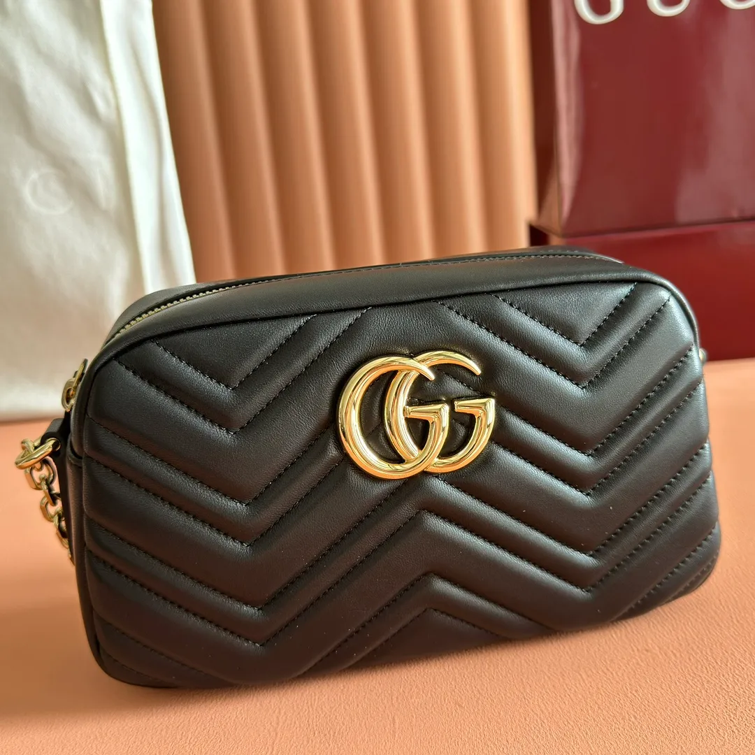 p1120. 💋💋💋【With full set of original counter packaging】Original leather GG Marmont is the brand's iconic series. Its features include the symbolic double G logo, angular chain straps and modern silhouettes. This new camera bag highlights exquisite handcraftsmanship with its ultra-soft premium leather and refined hardware details in glossy gold tones. White quilted diamond nappa leather Light gold-toned hardware White viscose lining Double G Adjustable chain shoulder strap (60 cm) can also be worn as a crossbody bag Zip closure Ref.: 855273. Dimensions: 24cm (width) x 15cm (height) x 8cm (depth) Color: pink sheepskin. Made in Italy
