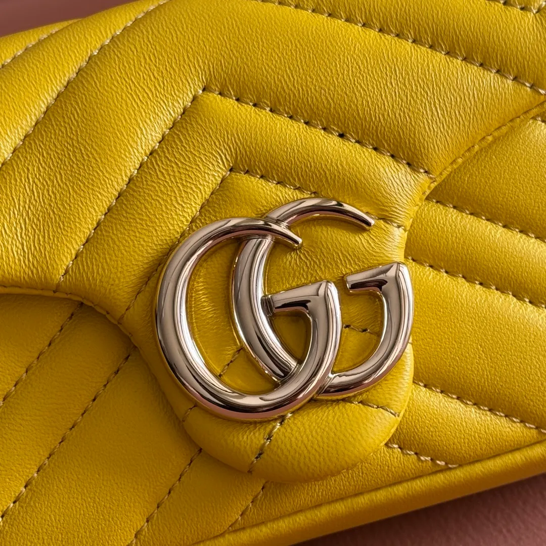 p900💋💋💋Imported original sheepskin pure copper hardware [Original leather configuration counter complete package] The brand's iconic GG Marmont series is ingeniously integrated with double G styling accessories and faceted chain straps, and soft leather is selected to create a bag with soft lines. This mini bag is embellished with the brand's archive logo, which debuted in the 1970s. Black V-shaped Matelassé sheepskin. Silver-tone hardware. Silver-tone hardware. Double G. Chain shoulder strap (60 cm high). Magnetic snap closure. Weight: approx. 0.35 kg. Ident number: 837290. Dimensions: 16.5cm (width) x 9.5cm (height) x 4.5cm (depth) Color: Yellow full leather/original leather. Made in Italy