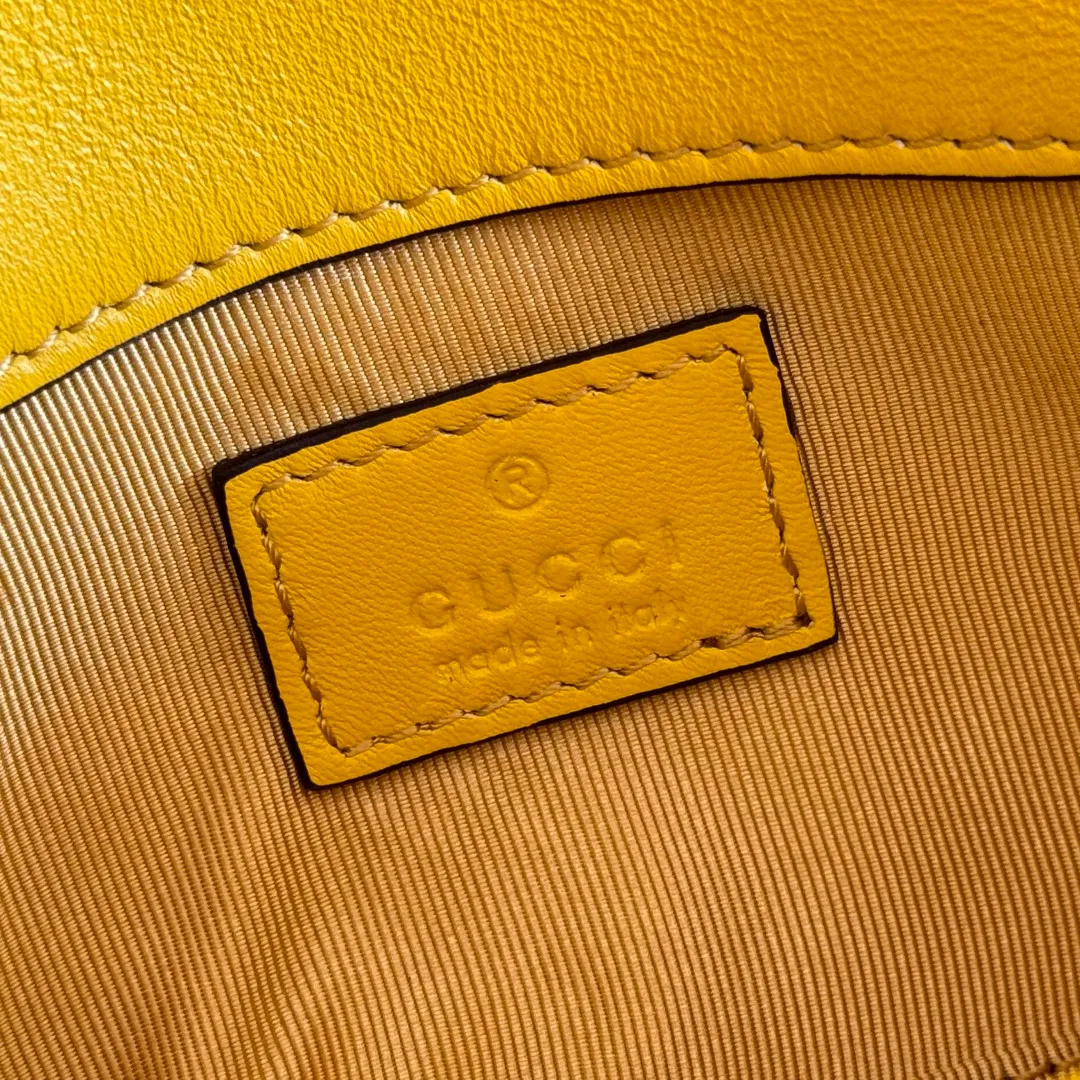p900💋💋💋Imported original sheepskin pure copper hardware [Original leather configuration counter complete package] The brand's iconic GG Marmont series is ingeniously integrated with double G styling accessories and faceted chain straps, and soft leather is selected to create a bag with soft lines. This mini bag is embellished with the brand's archive logo, which debuted in the 1970s. Black V-shaped Matelassé sheepskin. Silver-tone hardware. Silver-tone hardware. Double G. Chain shoulder strap (60 cm high). Magnetic snap closure. Weight: approx. 0.35 kg. Ident number: 837290. Dimensions: 16.5cm (width) x 9.5cm (height) x 4.5cm (depth) Color: Yellow full leather/original leather. Made in Italy