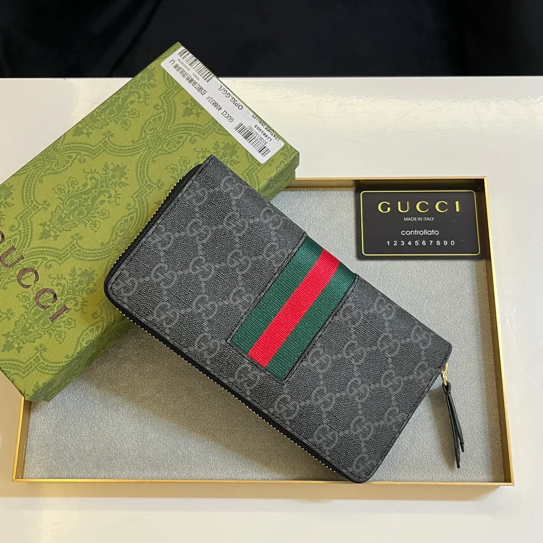 💰150 💎 Upgraded original version 🇮🇹 Gucci's two most recognizable logos - GG pattern and webbing are carefully matched. This full-zip wallet is crafted from GG Supreme canvas and features branded web stripes. Style number: 408831. Size: 19x10x2.5cm