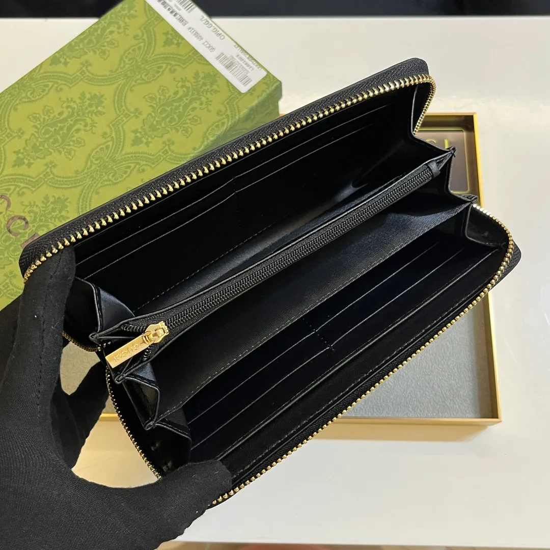 💰150 💎 Upgraded original version 🇮🇹 Gucci's two most recognizable logos - GG pattern and webbing are carefully matched. This full-zip wallet is crafted from GG Supreme canvas and features branded web stripes. Style number: 408831. Size: 19x10x2.5cm