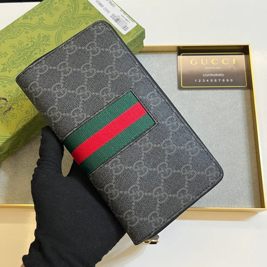 💰150 💎 Upgraded original version 🇮🇹 Gucci's two most recognizable logos - GG pattern and webbing are carefully matched. This full-zip wallet is crafted from GG Supreme canvas and features branded web stripes. Style number: 408831. Size: 19x10x2.5cm