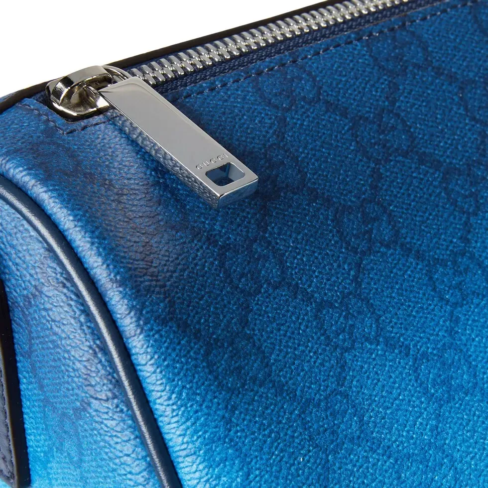 🔥The unique blue gradient effect print adds a fashionable aesthetic to this basic functional item. This Boston bag is made of GG Monogram coated fabric, with an all-over gradient GG print to express its extraordinary taste. Gradient blue GG Monogram coated fabric Dark blue leather trim All-over gradient GG print Blue cotton and linen lining Interior: One open pocket Detachable and adjustable shoulder strap (adjustable between 82 cm and 126 cm) Zip closure Model number: 839325. Dimensions: 30cm (width) x 16cm (height) x 16cm (depth) Weight: approx. 0.5kg Color: gradient blue/original leather. Made in Italy