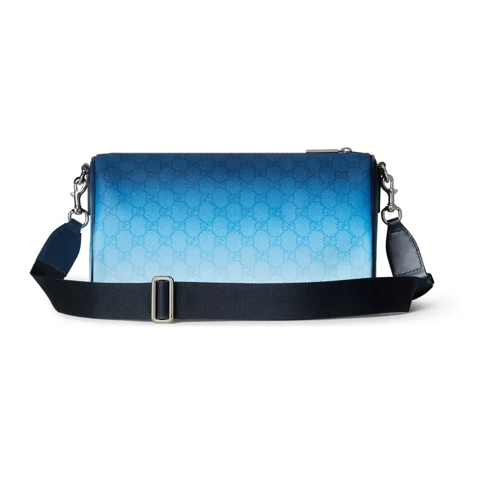 🔥The unique blue gradient effect print adds a fashionable aesthetic to this basic functional item. This Boston bag is made of GG Monogram coated fabric, with an all-over gradient GG print to express its extraordinary taste. Gradient blue GG Monogram coated fabric Dark blue leather trim All-over gradient GG print Blue cotton and linen lining Interior: One open pocket Detachable and adjustable shoulder strap (adjustable between 82 cm and 126 cm) Zip closure Model number: 839325. Dimensions: 30cm (width) x 16cm (height) x 16cm (depth) Weight: approx. 0.5kg Color: gradient blue/original leather. Made in Italy