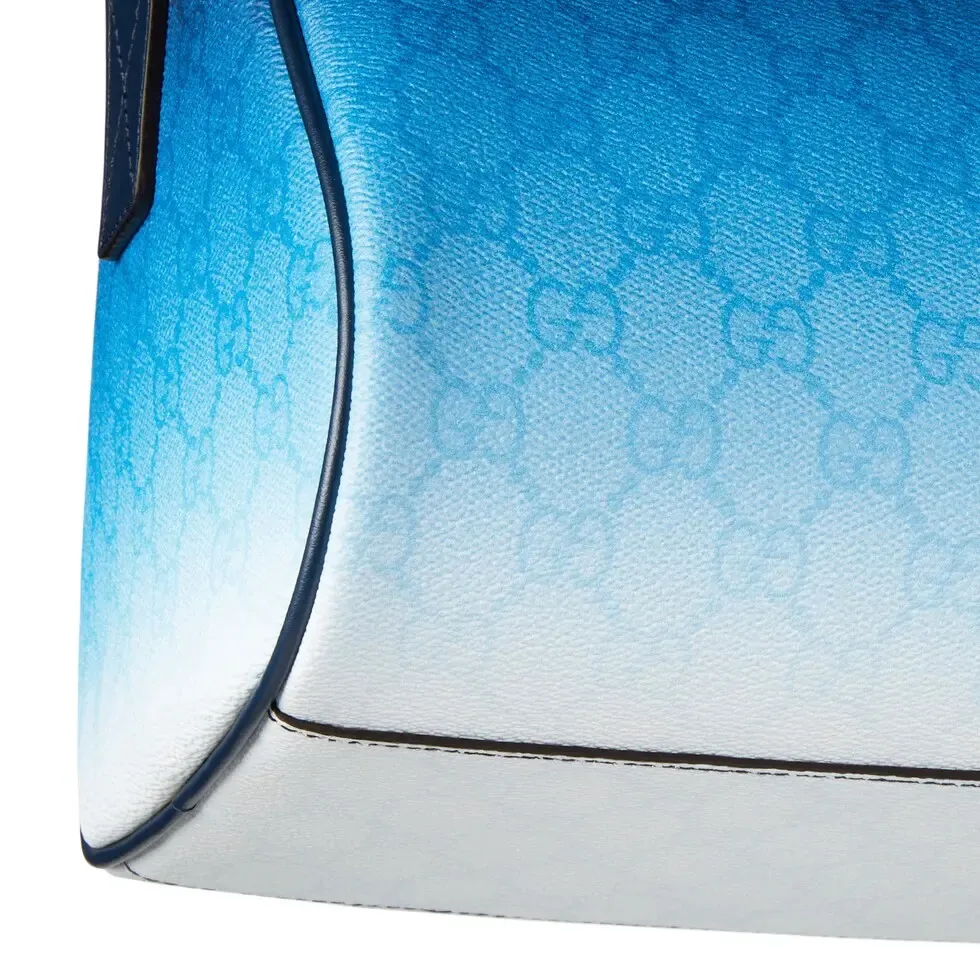 🔥The unique blue gradient effect print adds a fashionable aesthetic to this basic functional item. This Boston bag is made of GG Monogram coated fabric, with an all-over gradient GG print to express its extraordinary taste. Gradient blue GG Monogram coated fabric Dark blue leather trim All-over gradient GG print Blue cotton and linen lining Interior: One open pocket Detachable and adjustable shoulder strap (adjustable between 82 cm and 126 cm) Zip closure Model number: 839325. Dimensions: 30cm (width) x 16cm (height) x 16cm (depth) Weight: approx. 0.5kg Color: gradient blue/original leather. Made in Italy