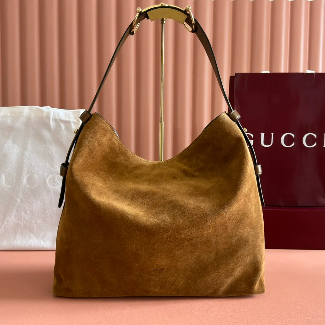 p1640💋💋💋【With full set of original counter gift bag packaging】2025 autumn and winter series, Gucci Beatrix series handbags are crafted from black cow leather material and equipped with iconic horsebit detail shoulder straps, adding brand connotation to the casual silhouette. Gold-toned accessories add a refined touch, and a zippered pocket inside keeps daily essentials secure. Combining elegant design with practical performance, it easily accommodates daily essentials. Black soft glossy calf leather Gold-tone hardware Black cotton and linen blend lining Horsebit detail on shoulder strap Interior: Zip pocket Adjustable shoulder strap Height: 26cm - 33cm; Length: 94cm Ident: 850546. Dimensions: 40cm (width) x 36cm (height) x 12cm (depth) Weight: approx. 1kg Color: brown frosted leather. Made in Italy