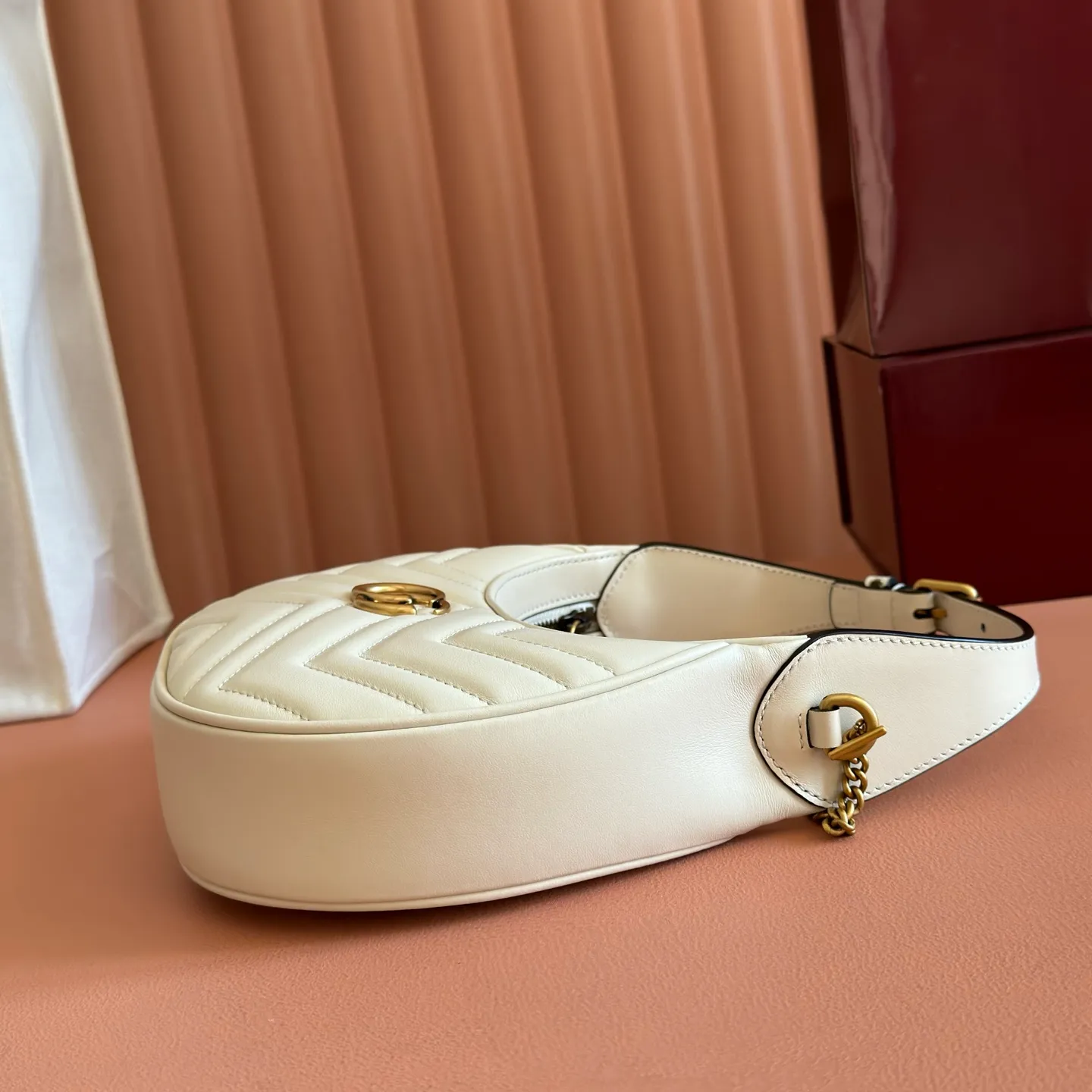 p1120. 📣📣📣【Original leather accessories🌈 Equipped with full counter packaging】🔥🔥This mini handbag adopts a crescent-shaped outline and textured black leather material, exuding a strong retro style. Retro elements are combined with archival designs or fashionable details to present a new design that transcends the limitations of time and space. The brand's deep fascination with its past is evident at every turn, and this compact accessory is no exception. Made of soft natural grained cowhide from the counter and high-grade smooth shiny bronze hardware from the market. Model: 699514 Size: 21x11x5cm Color: White