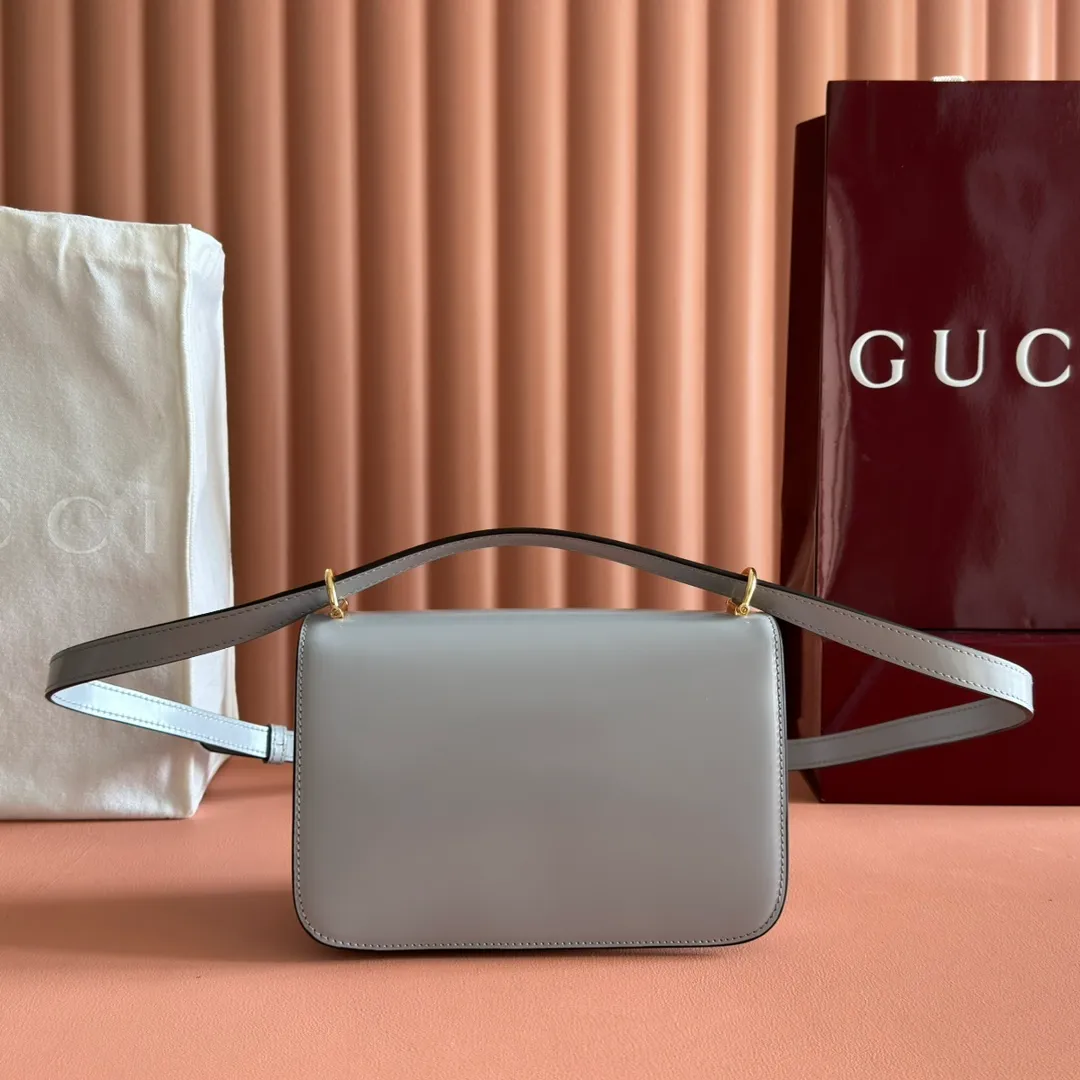 p1640. 💋💋💋【With full set of original counter packaging】2025 autumn and winter series, the Gucci Siena series small shoulder bag continues the evolution of the iconic element of Gucci's classic horsebit. Crafted from fine glossy leather, this shoulder bag has a structured shape and a half-horsebit buckle design from the 1970s. Finished with gold-tone hardware, the interior is lined with three levels of gusseting and a zipped pocket. Black fine glossy leather Gold-tone hardware Black leather lining Interior: 3-level fastening and 1 zipped pocket Shoulder straps: Height: 23cm – 25cm; Length: 127cm Half-horsebit snap fastener Ident: 846705. Dimensions: 22.5cm (width) x 14cm (height) x 8cm (depth) Weight: approx. 0.7kg Color: Gray full leather. Made in Italy