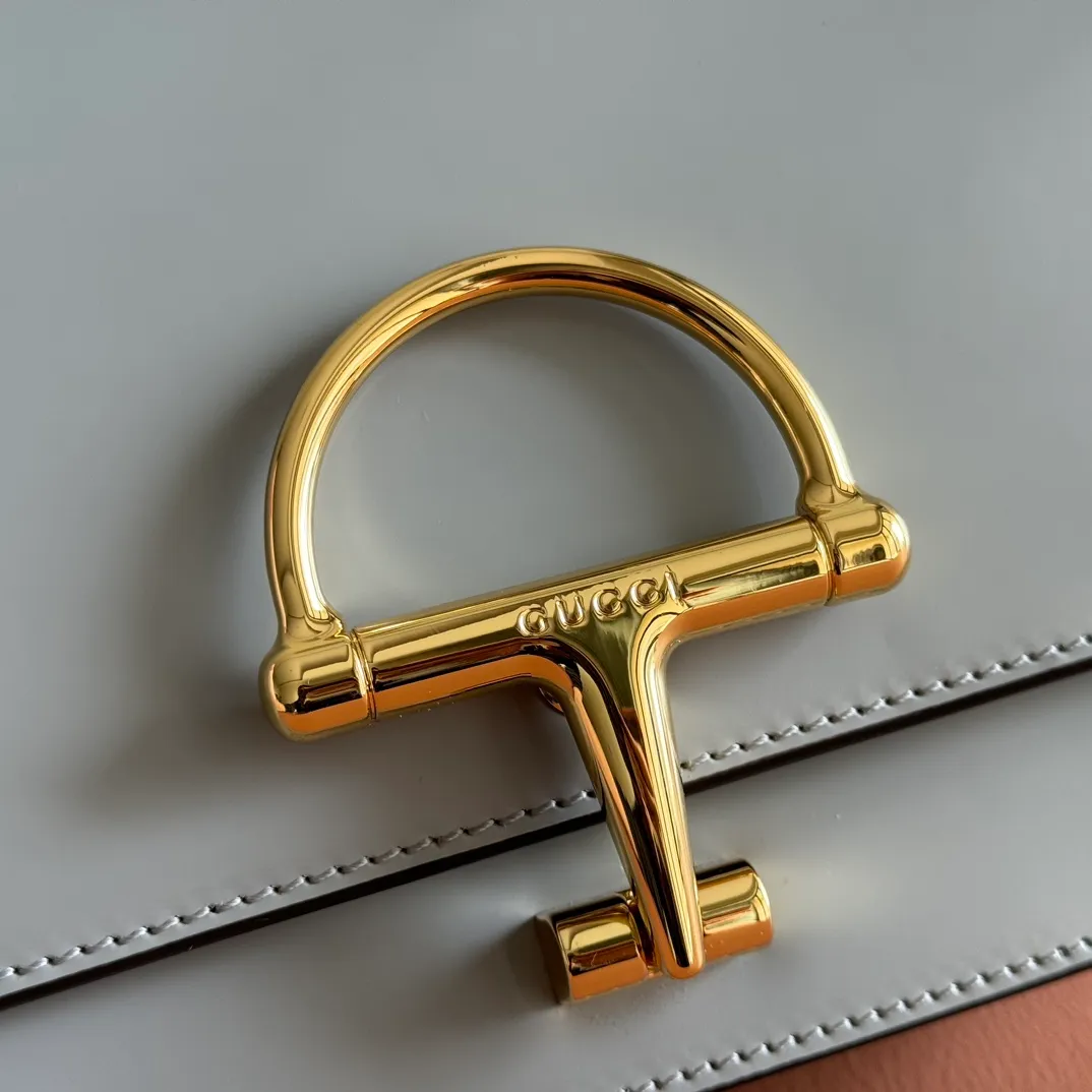 p1640. 💋💋💋【With full set of original counter packaging】2025 autumn and winter series, the Gucci Siena series small shoulder bag continues the evolution of the iconic element of Gucci's classic horsebit. Crafted from fine glossy leather, this shoulder bag has a structured shape and a half-horsebit buckle design from the 1970s. Finished with gold-tone hardware, the interior is lined with three levels of gusseting and a zipped pocket. Black fine glossy leather Gold-tone hardware Black leather lining Interior: 3-level fastening and 1 zipped pocket Shoulder straps: Height: 23cm – 25cm; Length: 127cm Half-horsebit snap fastener Ident: 846705. Dimensions: 22.5cm (width) x 14cm (height) x 8cm (depth) Weight: approx. 0.7kg Color: Gray full leather. Made in Italy