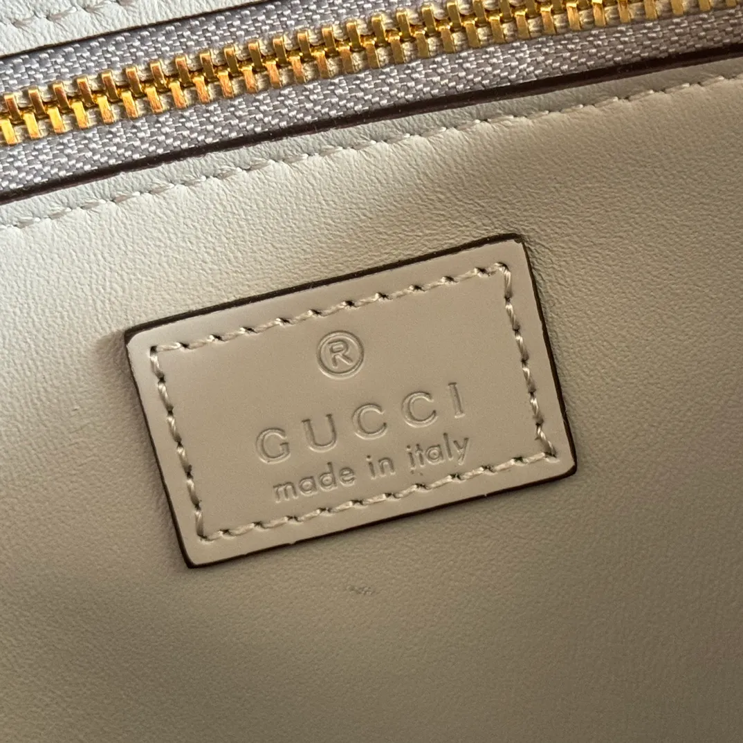 p1640. 💋💋💋【With full set of original counter packaging】2025 autumn and winter series, the Gucci Siena series small shoulder bag continues the evolution of the iconic element of Gucci's classic horsebit. Crafted from fine glossy leather, this shoulder bag has a structured shape and a half-horsebit buckle design from the 1970s. Finished with gold-tone hardware, the interior is lined with three levels of gusseting and a zipped pocket. Black fine glossy leather Gold-tone hardware Black leather lining Interior: 3-level fastening and 1 zipped pocket Shoulder straps: Height: 23cm – 25cm; Length: 127cm Half-horsebit snap fastener Ident: 846705. Dimensions: 22.5cm (width) x 14cm (height) x 8cm (depth) Weight: approx. 0.7kg Color: Gray full leather. Made in Italy