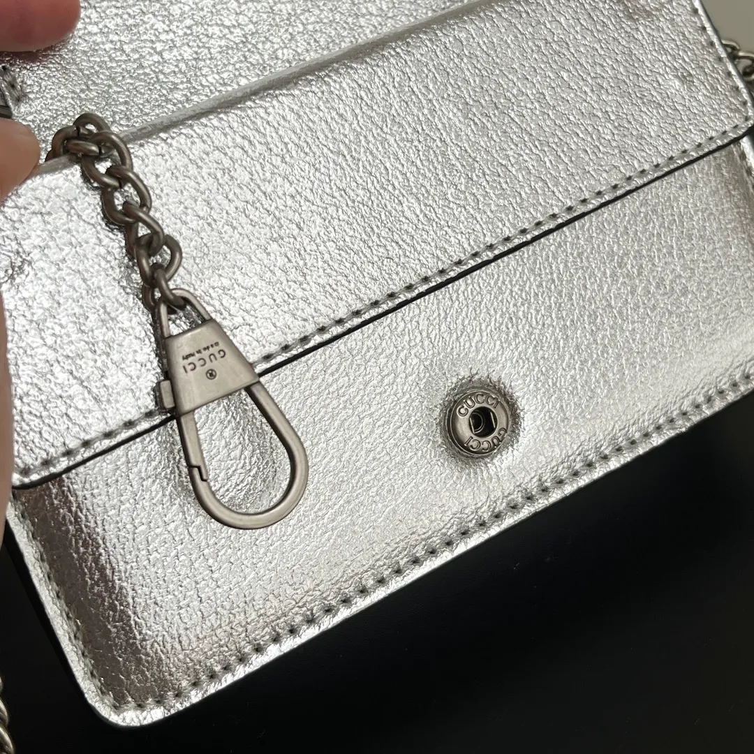 Actual shot #💰260 with box model: 476432 silver leather size: 16.5x10x4.5cm 𝙂𝙪𝙘𝙘𝙞 𝘿𝙞𝙤𝙣𝙮𝙨𝙪𝙨 𝙈𝙞𝙣𝙞 16.5 Xiaogujia’s entry-level small bag is recommended. It’s not worth mentioning. It’s a classic model that can be said to be the symbol of Xiaogujia. The classic mini Dionysian buckle is paired with calfskin. This bag has a very high appearance rate. It is simply a tool for daily wear and is very popular on the street❗️