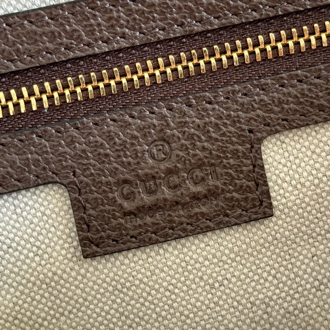 p1120. 📣📣📣【Original leather accessories🌈Full set of counter packaging】🔥🔥 Ophidia series mini GG shoulder bag The Ophidia series is reinterpreted in a unique new way. The design of metal eyelets and rivets is not only an interpretation of traditional shapes, but also reminds people of punk style, giving the archive model a unique charm. This mini shoulder bag is crafted from the brand's signature GG Supreme canvas, creating a playful contrast. Hide Details Blue GG Supreme canvas Gold-tone accessories Red and blue web Red and green web lanyard Double G This bag comes with an extra shoulder strap that can be fastened to the bag with a buckle. Interior: 1 zipped pocket Adjustable leather shoulder strap 45 cm high; removable canvas strap 50 cm high, zip closure. Model: 722117 Size: 23x 17x 7 Color: Brown