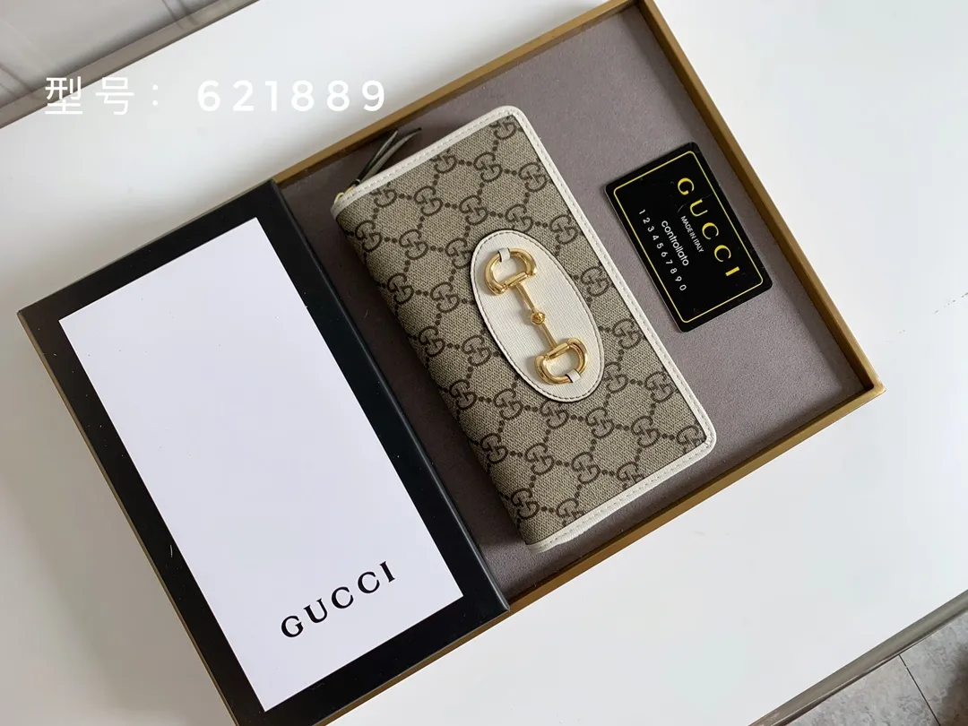 💰160 Top quality original 💎 Gucci🇮🇹 saddle buckle long wallet. This year, we have launched a variety of 1955 horsebit series, with compartments inside the zippers and top quality. Style number: 621889 Size: 19x10.5x2