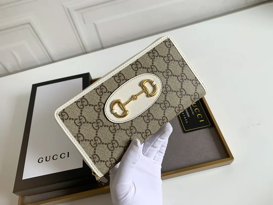 💰160 Top quality original 💎 Gucci🇮🇹 saddle buckle long wallet. This year, we have launched a variety of 1955 horsebit series, with compartments inside the zippers and top quality. Style number: 621889 Size: 19x10.5x2