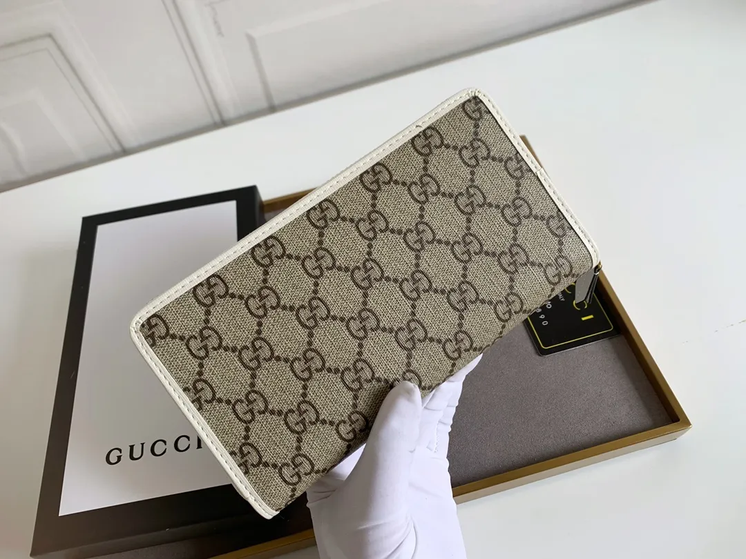 💰160 Top quality original 💎 Gucci🇮🇹 saddle buckle long wallet. This year, we have launched a variety of 1955 horsebit series, with compartments inside the zippers and top quality. Style number: 621889 Size: 19x10.5x2