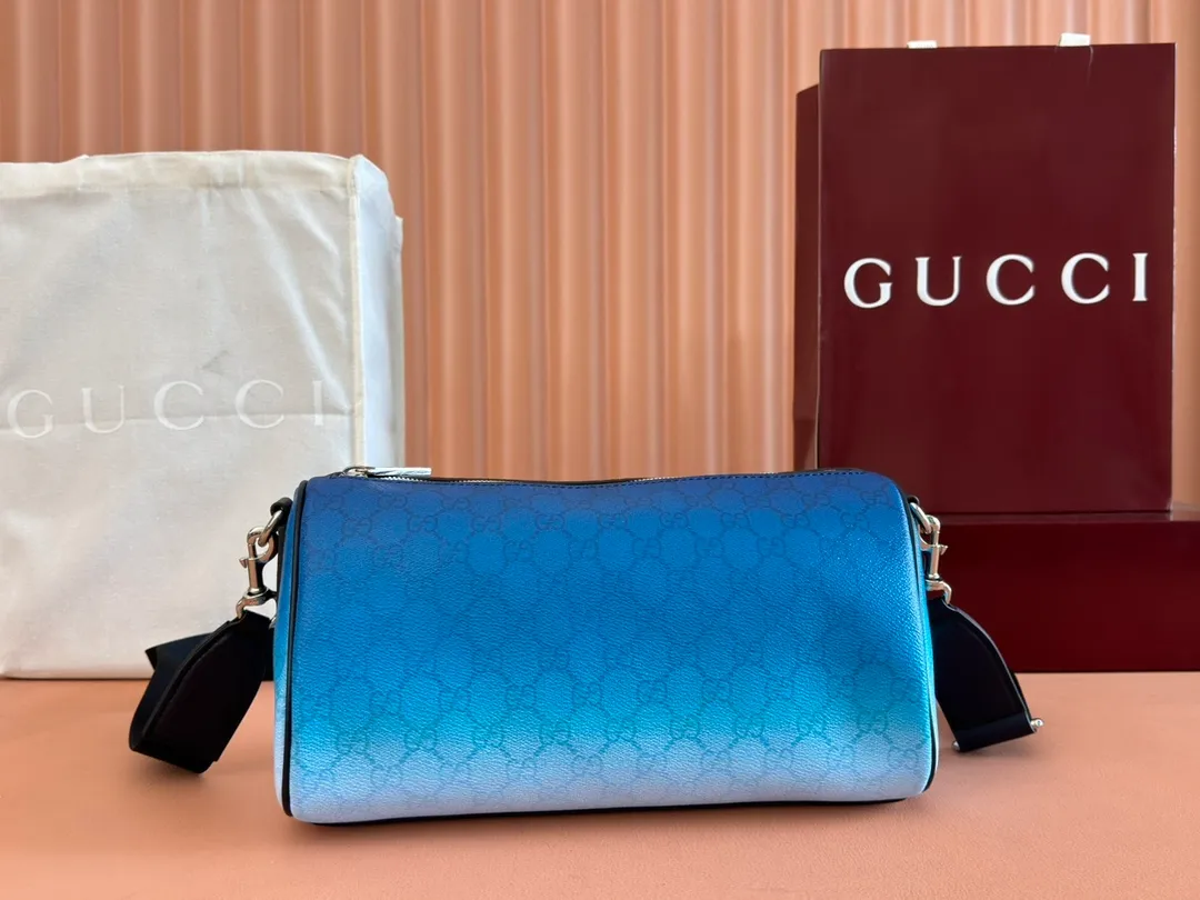p980💋💋💋【With full counter packaging】The unique blue gradient effect printing adds fashionable beauty to this basic functional item. This Boston bag is made of GG Monogram coated fabric, with an all-over gradient GG print to express its extraordinary taste. Gradient blue GG Monogram coated fabric Dark blue leather trim All-over gradient GG print Blue cotton and linen lining Interior: One open pocket Detachable and adjustable shoulder strap (adjustable between 82 cm and 126 cm) Zip closure Model number: 839325. Dimensions: 30cm (width) x 16cm (height) x 16cm (depth) Weight: approx. 0.5kg Color: gradient blue/original leather. Made in Italy