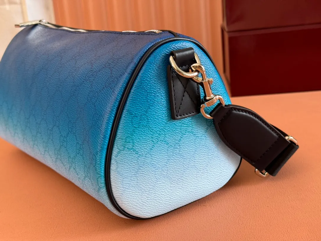p980💋💋💋【With full counter packaging】The unique blue gradient effect printing adds fashionable beauty to this basic functional item. This Boston bag is made of GG Monogram coated fabric, with an all-over gradient GG print to express its extraordinary taste. Gradient blue GG Monogram coated fabric Dark blue leather trim All-over gradient GG print Blue cotton and linen lining Interior: One open pocket Detachable and adjustable shoulder strap (adjustable between 82 cm and 126 cm) Zip closure Model number: 839325. Dimensions: 30cm (width) x 16cm (height) x 16cm (depth) Weight: approx. 0.5kg Color: gradient blue/original leather. Made in Italy