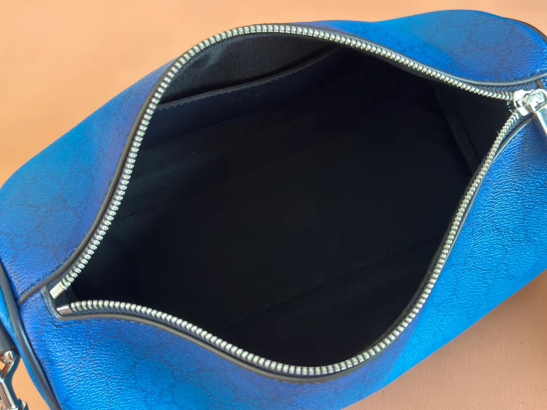 p980💋💋💋【With full counter packaging】The unique blue gradient effect printing adds fashionable beauty to this basic functional item. This Boston bag is made of GG Monogram coated fabric, with an all-over gradient GG print to express its extraordinary taste. Gradient blue GG Monogram coated fabric Dark blue leather trim All-over gradient GG print Blue cotton and linen lining Interior: One open pocket Detachable and adjustable shoulder strap (adjustable between 82 cm and 126 cm) Zip closure Model number: 839325. Dimensions: 30cm (width) x 16cm (height) x 16cm (depth) Weight: approx. 0.5kg Color: gradient blue/original leather. Made in Italy