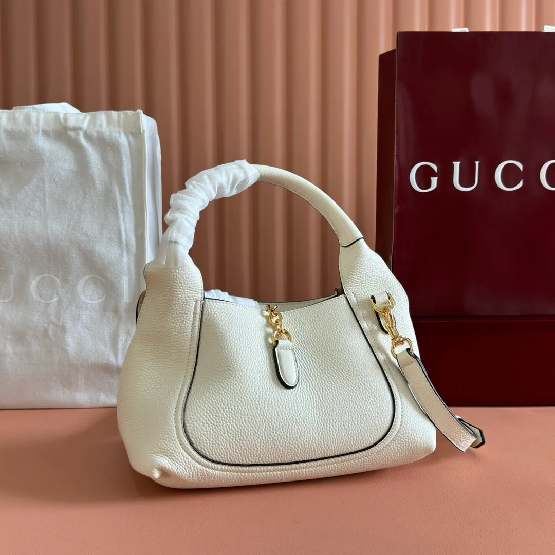 p1320. 💋💋💋【Full set of packaging at the counter】This Gucci Softbit series shoulder bag is ingeniously integrated with the brand's classic equestrian style accessories in the shape of a large half-horse bit. Black grained calf leather Light gold tone hardware Brown microfiber lining Half horsebit closure Holds iPhone Pro Max/Plus, Airpods, long wallet and lipstick Handle height: 15 cm Magnetic closure Model number: 837333. Dimensions: 27.5cm (width) x 21cm (height) x 16cm (depth) Weight: approximately 0.6kg Color: white full leather/original leather. Made in Italy