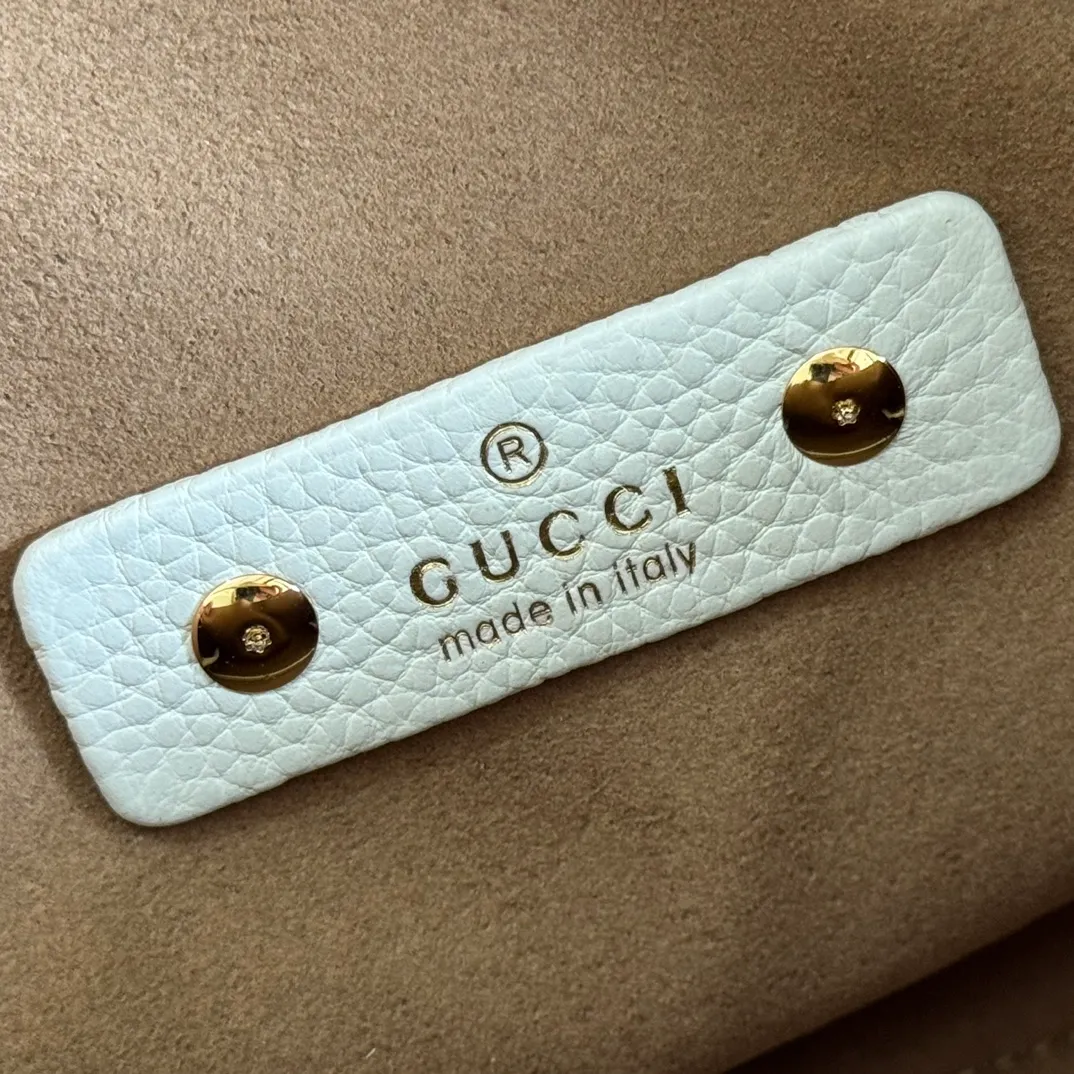 p1320. 💋💋💋【Full set of packaging at the counter】This Gucci Softbit series shoulder bag is ingeniously integrated with the brand's classic equestrian style accessories in the shape of a large half-horse bit. Black grained calf leather Light gold tone hardware Brown microfiber lining Half horsebit closure Holds iPhone Pro Max/Plus, Airpods, long wallet and lipstick Handle height: 15 cm Magnetic closure Model number: 837333. Dimensions: 27.5cm (width) x 21cm (height) x 16cm (depth) Weight: approximately 0.6kg Color: white full leather/original leather. Made in Italy