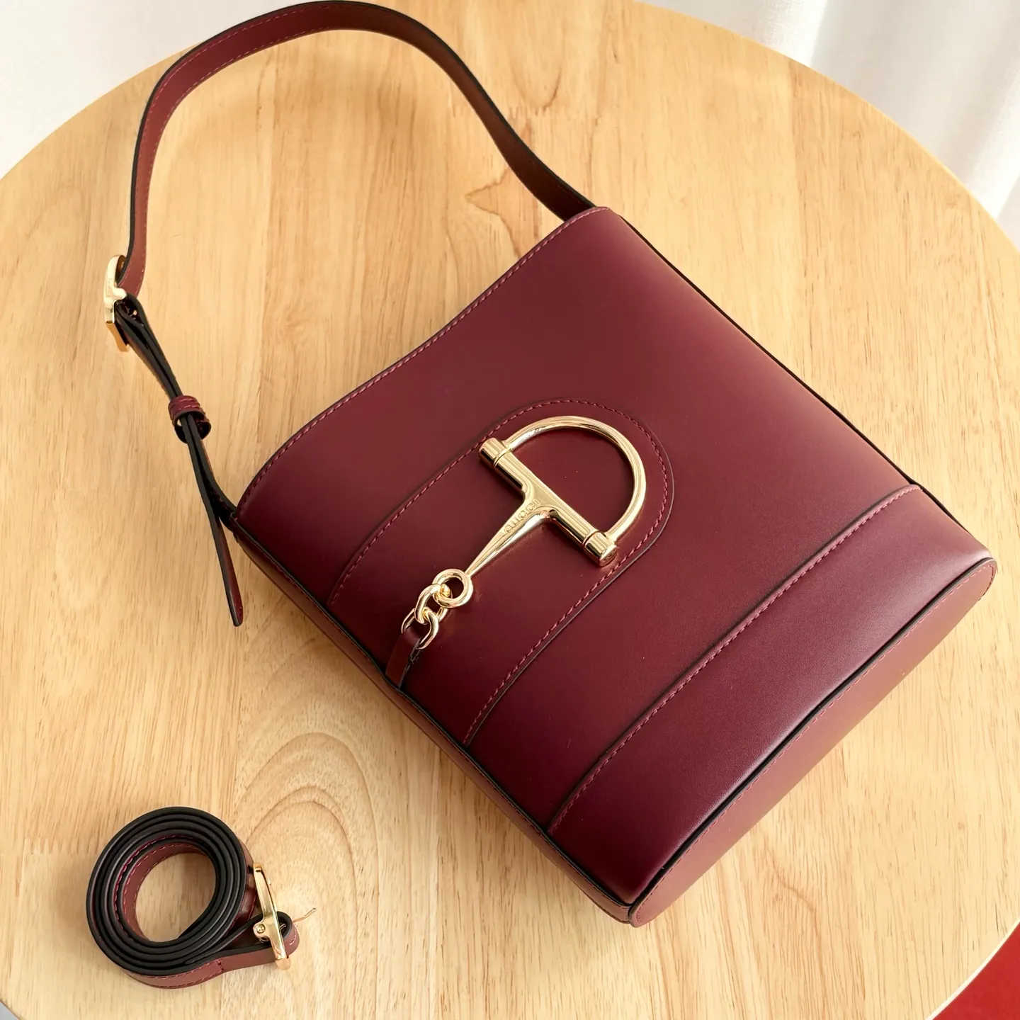 Actual shot #💰300 Style number: 833665 Size: 18.5x20x8.5cm In the 2025 spring and summer series, Gucci 73 series takes creative inspiration from a collection bucket bag launched in the same year as its series name. This bag uses a modern aesthetic to interpret the horsebit-shaped accessories. It can be worn cross-body, on the shoulder, or as a handbag.