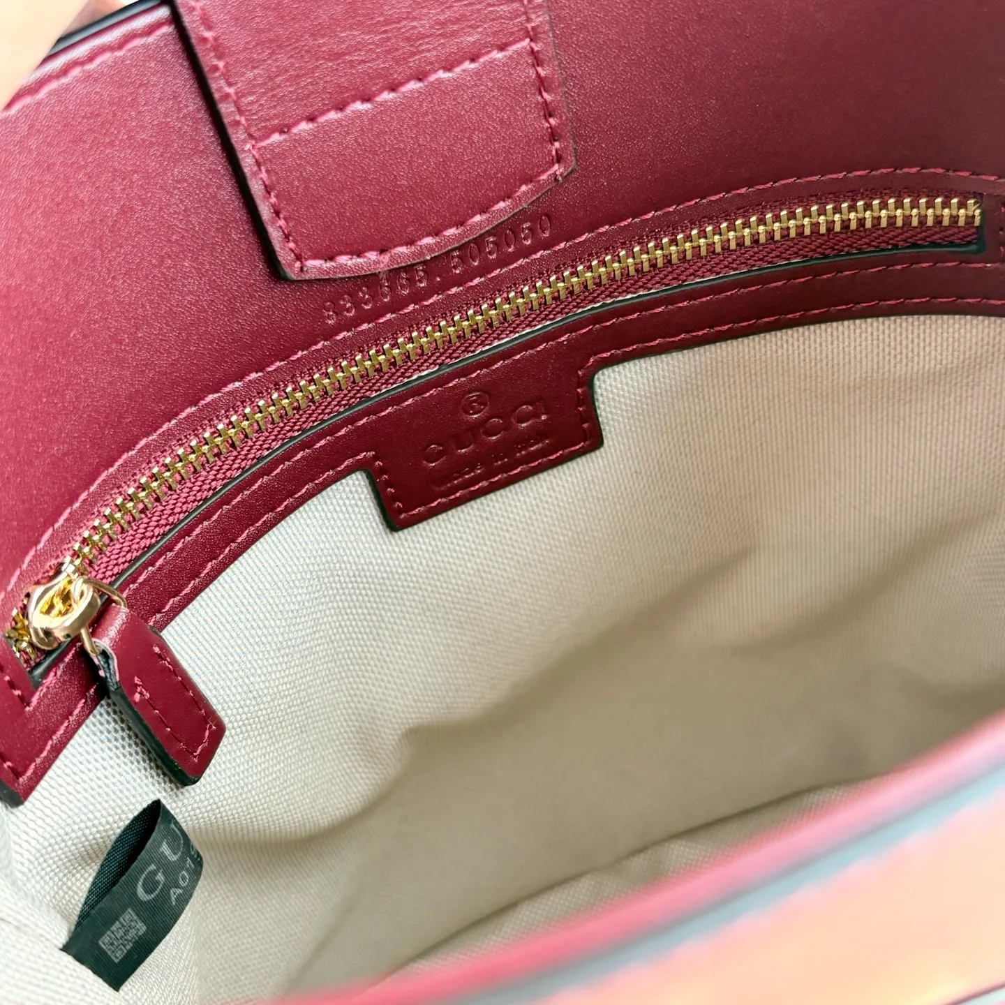Actual shot #💰300 Style number: 833665 Size: 18.5x20x8.5cm In the 2025 spring and summer series, Gucci 73 series takes creative inspiration from a collection bucket bag launched in the same year as its series name. This bag uses a modern aesthetic to interpret the horsebit-shaped accessories. It can be worn cross-body, on the shoulder, or as a handbag.