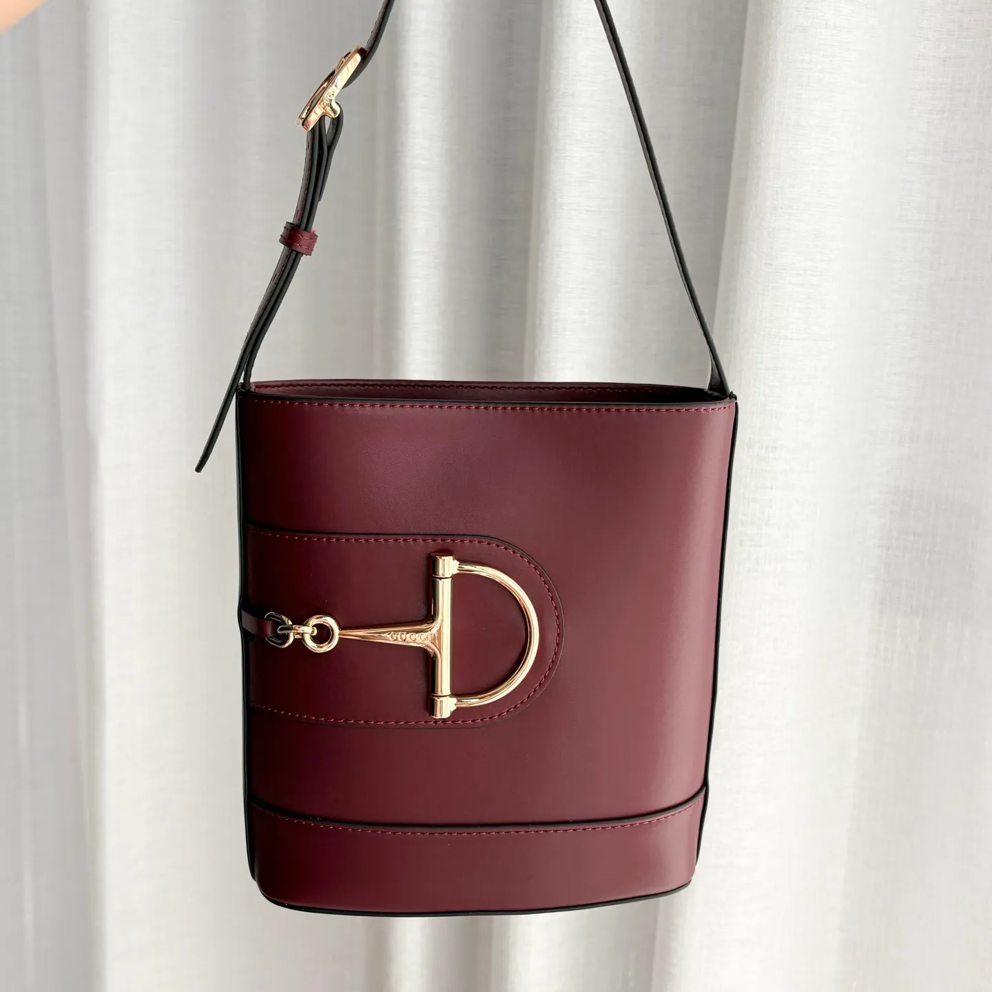 Actual shot #💰300 Style number: 833665 Size: 18.5x20x8.5cm In the 2025 spring and summer series, Gucci 73 series takes creative inspiration from a collection bucket bag launched in the same year as its series name. This bag uses a modern aesthetic to interpret the horsebit-shaped accessories. It can be worn cross-body, on the shoulder, or as a handbag.