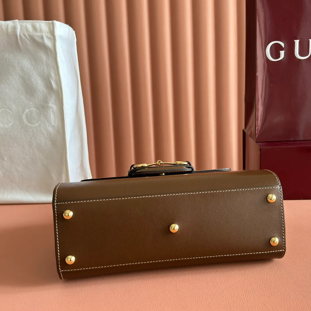 p1620. 📣📣📣【Original leather with 🌈full counter packaging】🔥🔥 Gucci Horsebit 1955 series medium handbag, model number 702049 The Gucci Horsebit 1955 series is presented in beige and ebony GG Supreme canvas. This series draws inspiration from archival designs and carefully combines the classic details of the brand's founding more than sixty years ago with the essence of modern fashion, highlighting the unique charm of the horsebit. This design pattern is inspired by the brand's equestrian origins and consists of two elements: a double ring and a long strip. It has become one of the brand's most recognizable iconic elements. Brown leather piping adds an elegant touch to the design. Hide Details Beige and ebony GG Supreme canvas Brown leather trim Shiny gold-tone hardware Horsebit closure Interior: 2 main compartments and 1 zipped pocket 50cm chain strap and 55cm removable leather shoulder strap Medium dimensions: 29cm (W) x 20cm (H) x 13cm (D)