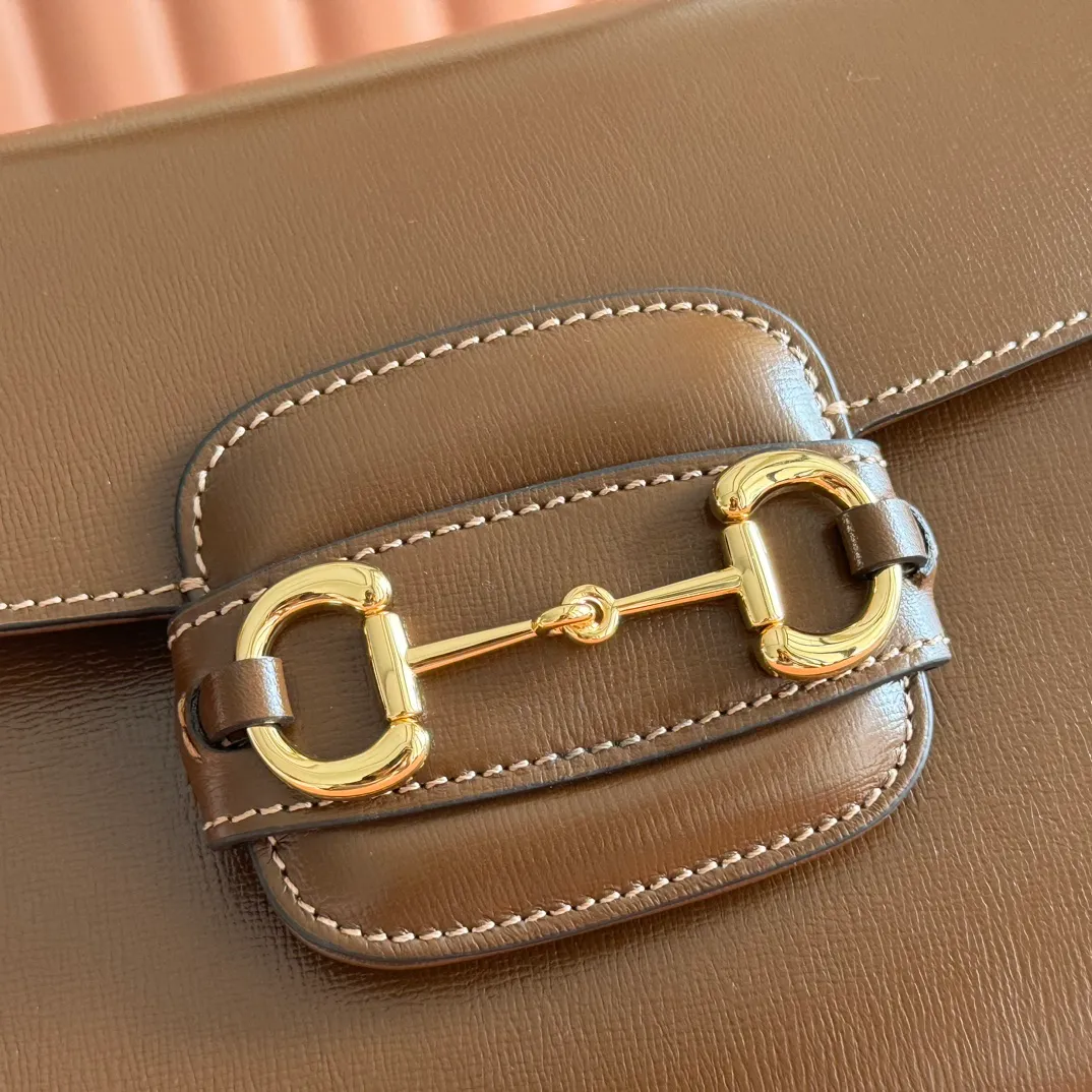p1620. 📣📣📣【Original leather with 🌈full counter packaging】🔥🔥 Gucci Horsebit 1955 series medium handbag, model number 702049 The Gucci Horsebit 1955 series is presented in beige and ebony GG Supreme canvas. This series draws inspiration from archival designs and carefully combines the classic details of the brand's founding more than sixty years ago with the essence of modern fashion, highlighting the unique charm of the horsebit. This design pattern is inspired by the brand's equestrian origins and consists of two elements: a double ring and a long strip. It has become one of the brand's most recognizable iconic elements. Brown leather piping adds an elegant touch to the design. Hide Details Beige and ebony GG Supreme canvas Brown leather trim Shiny gold-tone hardware Horsebit closure Interior: 2 main compartments and 1 zipped pocket 50cm chain strap and 55cm removable leather shoulder strap Medium dimensions: 29cm (W) x 20cm (H) x 13cm (D)