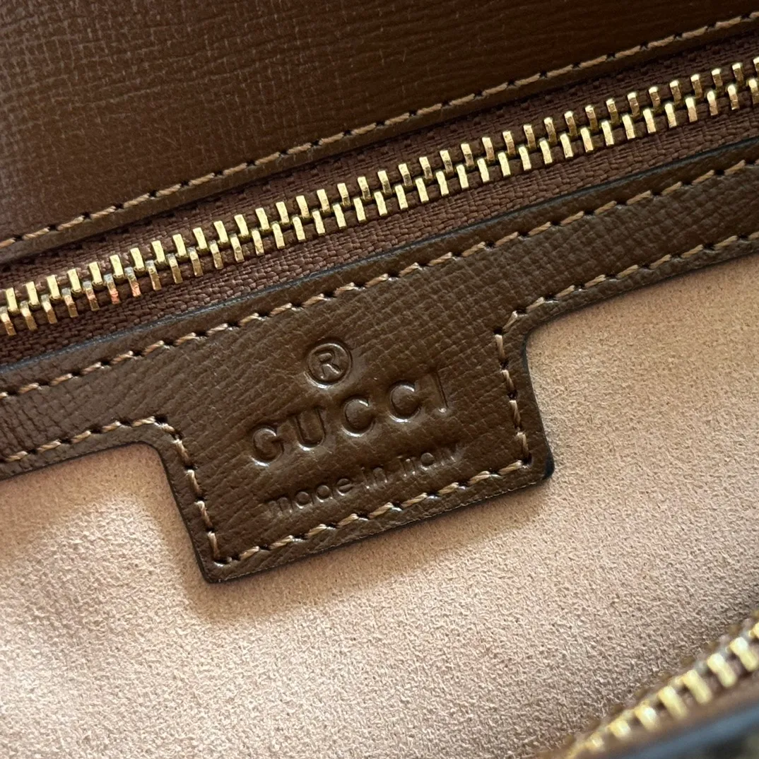 p1620. 📣📣📣【Original leather with 🌈full counter packaging】🔥🔥 Gucci Horsebit 1955 series medium handbag, model number 702049 The Gucci Horsebit 1955 series is presented in beige and ebony GG Supreme canvas. This series draws inspiration from archival designs and carefully combines the classic details of the brand's founding more than sixty years ago with the essence of modern fashion, highlighting the unique charm of the horsebit. This design pattern is inspired by the brand's equestrian origins and consists of two elements: a double ring and a long strip. It has become one of the brand's most recognizable iconic elements. Brown leather piping adds an elegant touch to the design. Hide Details Beige and ebony GG Supreme canvas Brown leather trim Shiny gold-tone hardware Horsebit closure Interior: 2 main compartments and 1 zipped pocket 50cm chain strap and 55cm removable leather shoulder strap Medium dimensions: 29cm (W) x 20cm (H) x 13cm (D)