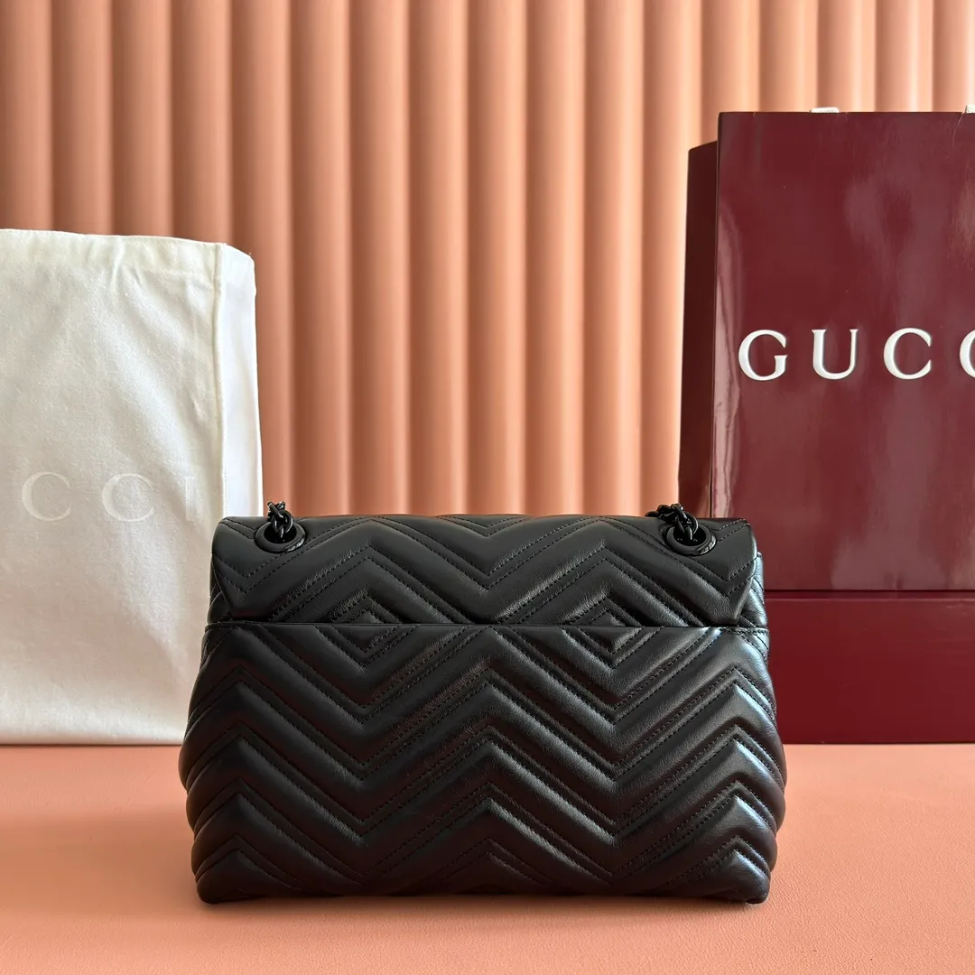 p1640💋💋💋【With full set of original counter packaging】💕2025 autumn and winter series, the brand's iconic GG Marmont series is ingeniously integrated with classic double G elements and faceted chain straps, creating a soft yet stiff silhouette design. This piece is crafted from soft, lightweight quilted V-shaped calfskin leather and features tonal enamel hardware and chain. Black soft lightweight quilted V-shaped calfskin leather. Tonal enamel hardware and chain. Black rayon lining. Double G. Interior: Zip pocket. Exterior: Back pocket. Sliding chain shoulder strap: Height: 28cm – 51cm. Magnetic closure. Ident.: 850676. Dimensions: 31cm (width) x 17cm (height) x 8cm (depth) Weight: approx. 0.5kg Color: black/soft leather. Made in Italy