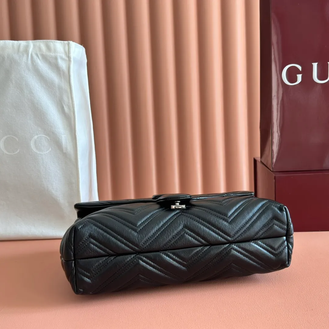 p1640💋💋💋【With full set of original counter packaging】💕2025 autumn and winter series, the brand's iconic GG Marmont series is ingeniously integrated with classic double G elements and faceted chain straps, creating a soft yet stiff silhouette design. This piece is crafted from soft, lightweight quilted V-shaped calfskin leather and features tonal enamel hardware and chain. Black soft lightweight quilted V-shaped calfskin leather. Tonal enamel hardware and chain. Black rayon lining. Double G. Interior: Zip pocket. Exterior: Back pocket. Sliding chain shoulder strap: Height: 28cm – 51cm. Magnetic closure. Ident.: 850676. Dimensions: 31cm (width) x 17cm (height) x 8cm (depth) Weight: approx. 0.5kg Color: black/soft leather. Made in Italy