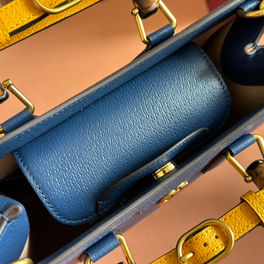 p1580. 📣📣📣【Original leather accessories🌈Full set of counter packaging】🔥🔥Small tote bag combines two recognizable brand elements, bamboo handles and double G accessories. "The blue leather material contrasts with the two khaki buckles, highlighting the smart and elegant temperament. Size: 27*24*11cm Model: 702721.