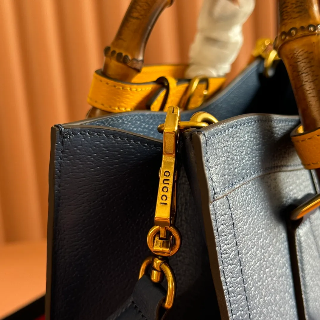 p1580. 📣📣📣【Original leather accessories🌈Full set of counter packaging】🔥🔥Small tote bag combines two recognizable brand elements, bamboo handles and double G accessories. "The blue leather material contrasts with the two khaki buckles, highlighting the smart and elegant temperament. Size: 27*24*11cm Model: 702721.