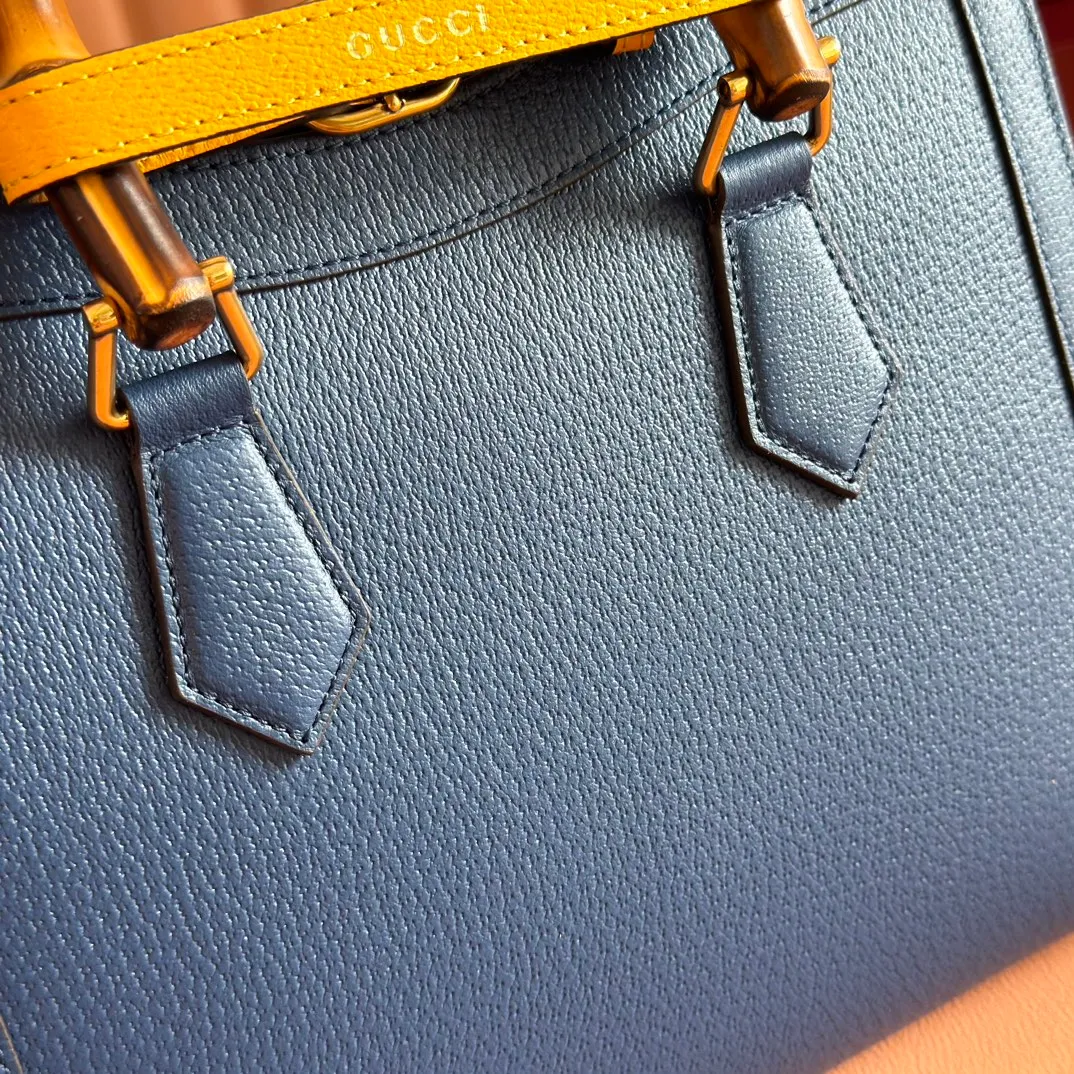 p1580. 📣📣📣【Original leather accessories🌈Full set of counter packaging】🔥🔥Small tote bag combines two recognizable brand elements, bamboo handles and double G accessories. "The blue leather material contrasts with the two khaki buckles, highlighting the smart and elegant temperament. Size: 27*24*11cm Model: 702721.