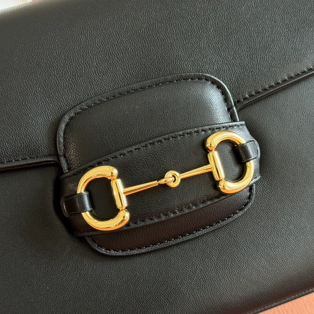 p1580. 💋💋💋【With full set of original counter packaging】2025 autumn and winter series, this shoulder bag reproduces the brand's equestrian style design, integrating light golden tone details and smooth soft leather, with double rings and long accessories, adding to the Gucci Horsebit 1955 series. White soft leather Gold-tone hardware White leather lining Horsebit closure Interior: One open pocket Triple-stitched compartments Adjustable shoulder strap Height: 28cm – 50cm; Length: 71cm – 114cm Model number: 847063. Dimensions: 26cm (width) x 17.5cm (height) x 10cm (depth) Weight: approx. 0.85kg Color: Black soft leather. Made in Italy