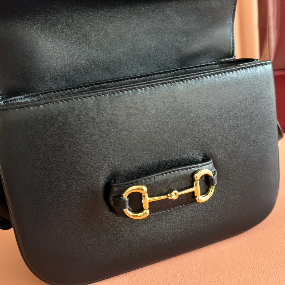 p1580. 💋💋💋【With full set of original counter packaging】2025 autumn and winter series, this shoulder bag reproduces the brand's equestrian style design, integrating light golden tone details and smooth soft leather, with double rings and long accessories, adding to the Gucci Horsebit 1955 series. White soft leather Gold-tone hardware White leather lining Horsebit closure Interior: One open pocket Triple-stitched compartments Adjustable shoulder strap Height: 28cm – 50cm; Length: 71cm – 114cm Model number: 847063. Dimensions: 26cm (width) x 17.5cm (height) x 10cm (depth) Weight: approx. 0.85kg Color: Black soft leather. Made in Italy