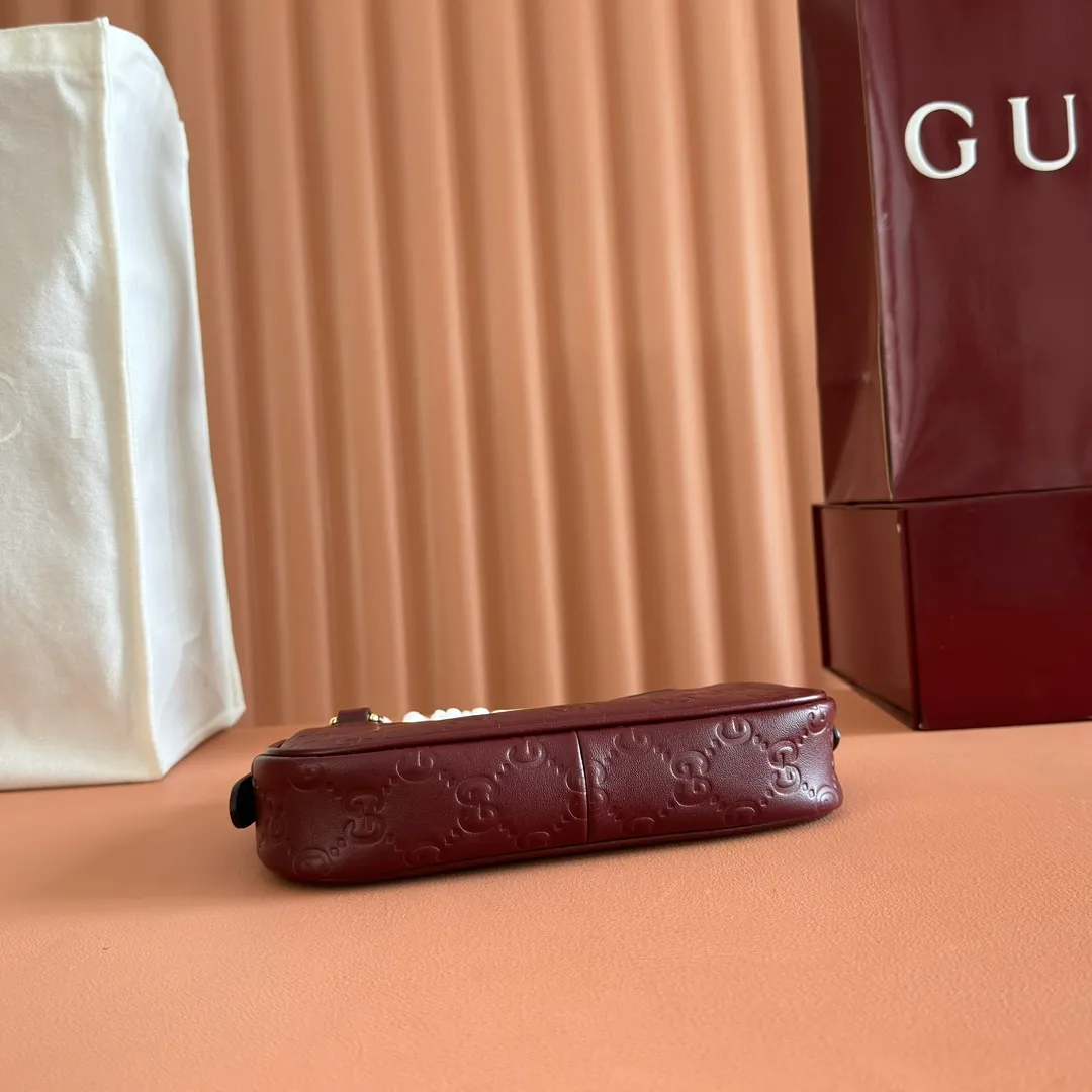 p900. 💋💋💋《With full set of original factory counter packaging》‼ ️【New Product】2025 Autumn and Winter Series, this small shoulder bag adopts a round silhouette with gold-tone accessories and chain straps, highlighting the style of the GG Emblem series. It features a zipper closure, an interior card pocket, and a cotton and linen lining for a refined feel. Gucci black (Rosso Ancora) GG printed embossed calf leather Gold tone accessories Gucci black (Rosso Ancora) cotton and linen lining The bag pictured is sold separately and does not come with the bag charm. Interior: card pocket, chain shoulder strap (23cm high), zipper closure. Model number: 847091. Dimensions: 19cm (bottom width) x 16.5cm (top width) 12cm (height) x 4cm (bottom depth) x 2.5cm (top depth) Weight: approx. 0.211kg Color: Encore/Embossed. Made in Italy