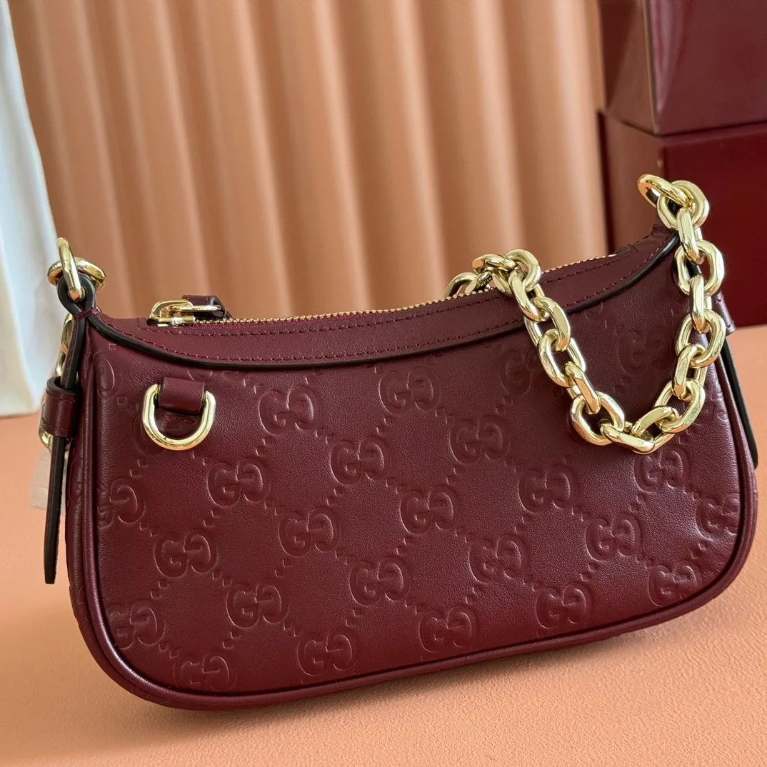 p900. 💋💋💋《With full set of original factory counter packaging》‼ ️【New Product】2025 Autumn and Winter Series, this small shoulder bag adopts a round silhouette with gold-tone accessories and chain straps, highlighting the style of the GG Emblem series. It features a zipper closure, an interior card pocket, and a cotton and linen lining for a refined feel. Gucci black (Rosso Ancora) GG printed embossed calf leather Gold tone accessories Gucci black (Rosso Ancora) cotton and linen lining The bag pictured is sold separately and does not come with the bag charm. Interior: card pocket, chain shoulder strap (23cm high), zipper closure. Model number: 847091. Dimensions: 19cm (bottom width) x 16.5cm (top width) 12cm (height) x 4cm (bottom depth) x 2.5cm (top depth) Weight: approx. 0.211kg Color: Encore/Embossed. Made in Italy