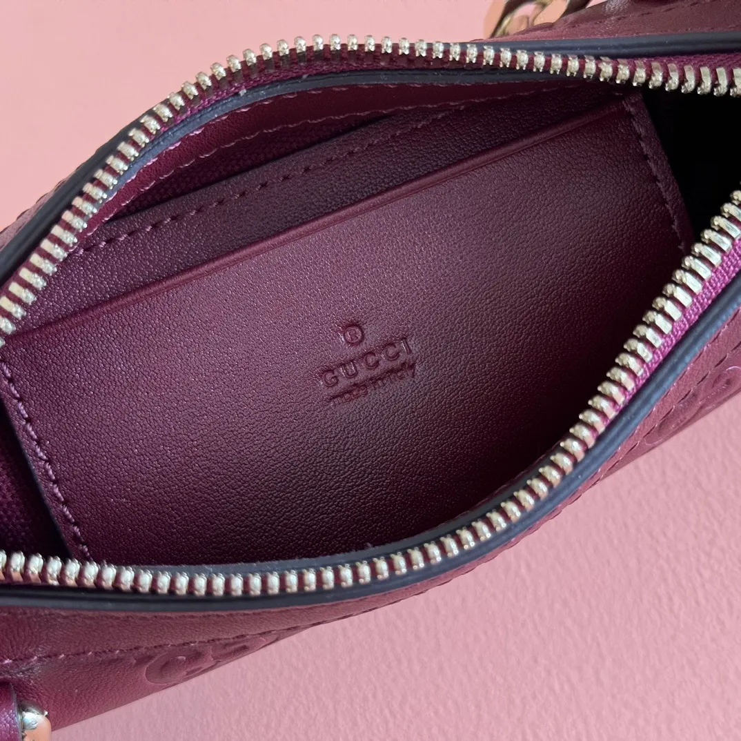p900. 💋💋💋《With full set of original factory counter packaging》‼ ️【New Product】2025 Autumn and Winter Series, this small shoulder bag adopts a round silhouette with gold-tone accessories and chain straps, highlighting the style of the GG Emblem series. It features a zipper closure, an interior card pocket, and a cotton and linen lining for a refined feel. Gucci black (Rosso Ancora) GG printed embossed calf leather Gold tone accessories Gucci black (Rosso Ancora) cotton and linen lining The bag pictured is sold separately and does not come with the bag charm. Interior: card pocket, chain shoulder strap (23cm high), zipper closure. Model number: 847091. Dimensions: 19cm (bottom width) x 16.5cm (top width) 12cm (height) x 4cm (bottom depth) x 2.5cm (top depth) Weight: approx. 0.211kg Color: Encore/Embossed. Made in Italy